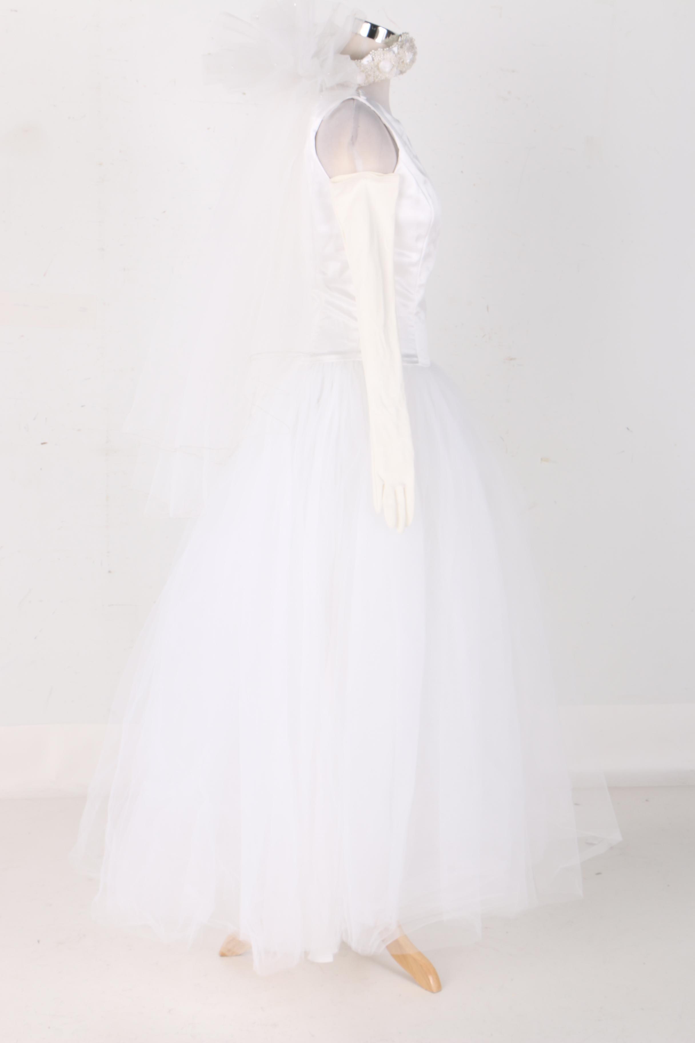 Vera Wang Tulle Wedding Dress with Veil and Gloves