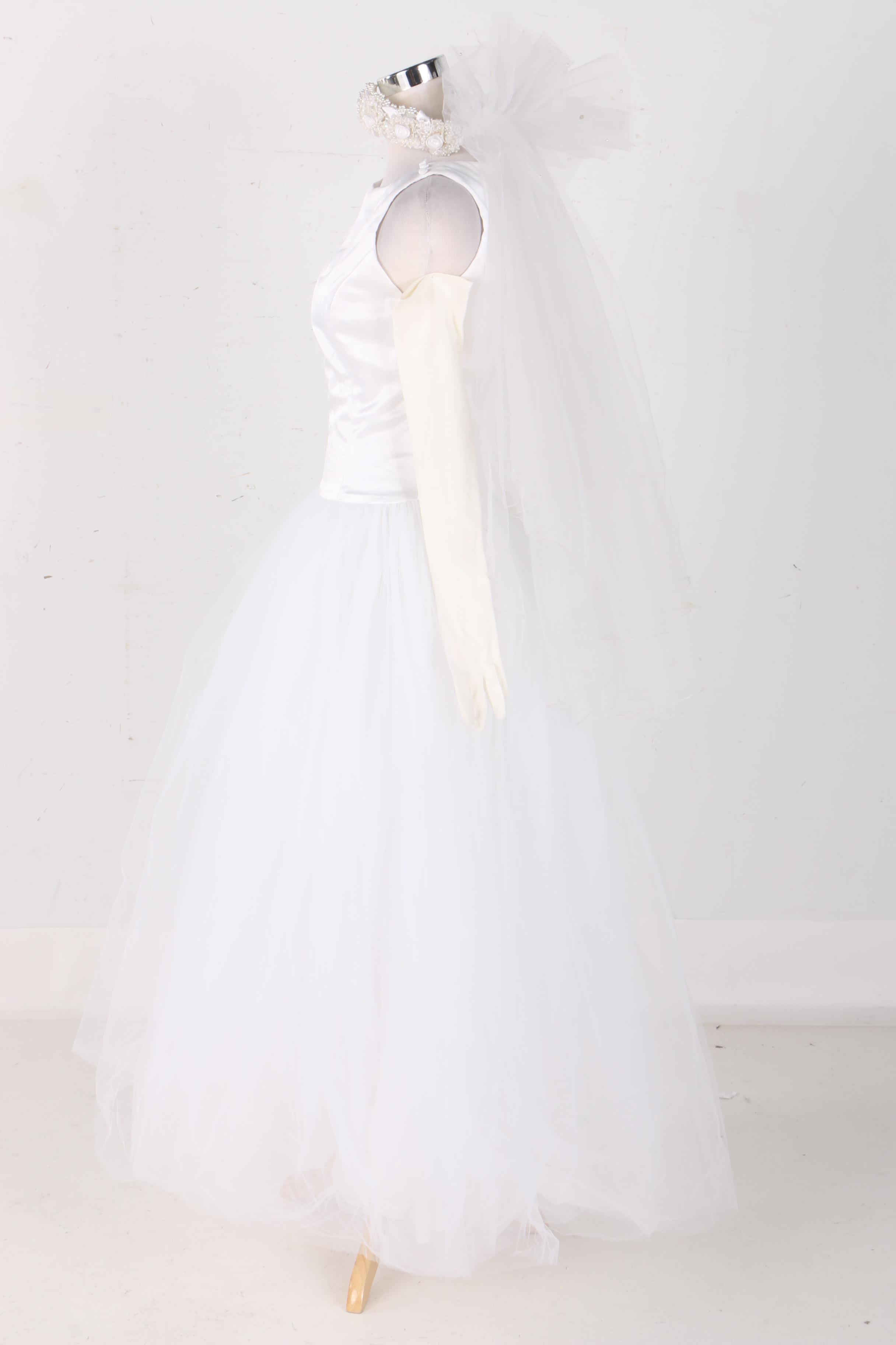 Vera Wang Tulle Wedding Dress with Veil and Gloves