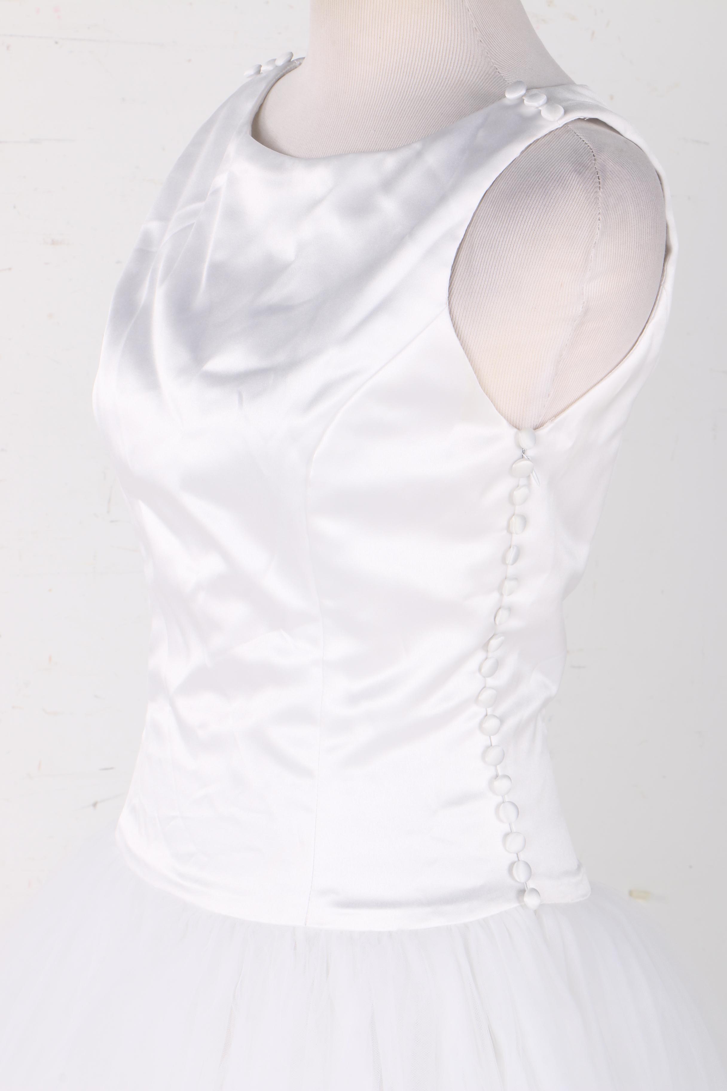 Vera Wang Tulle Wedding Dress with Veil and Gloves