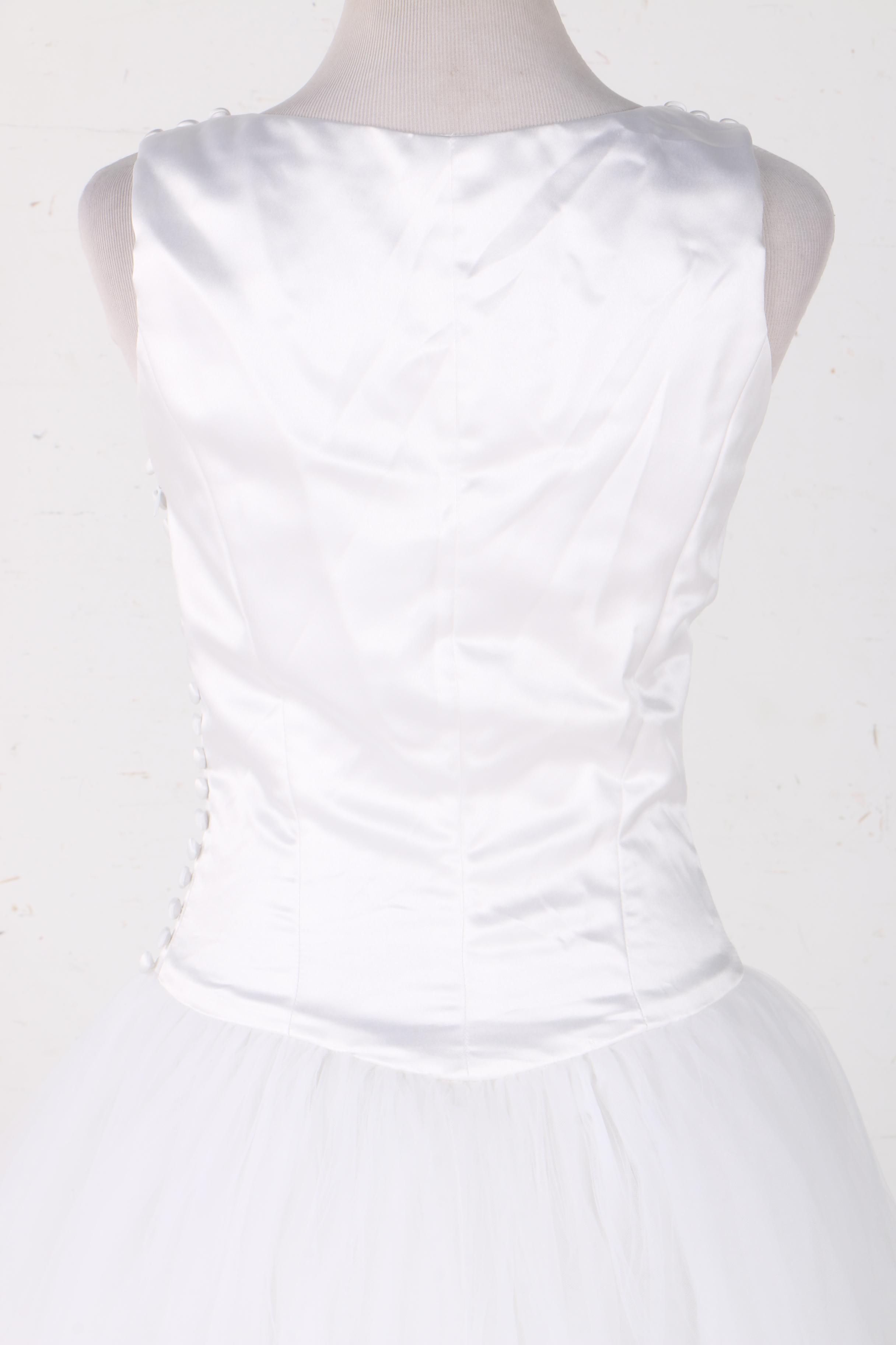 Vera Wang Tulle Wedding Dress with Veil and Gloves