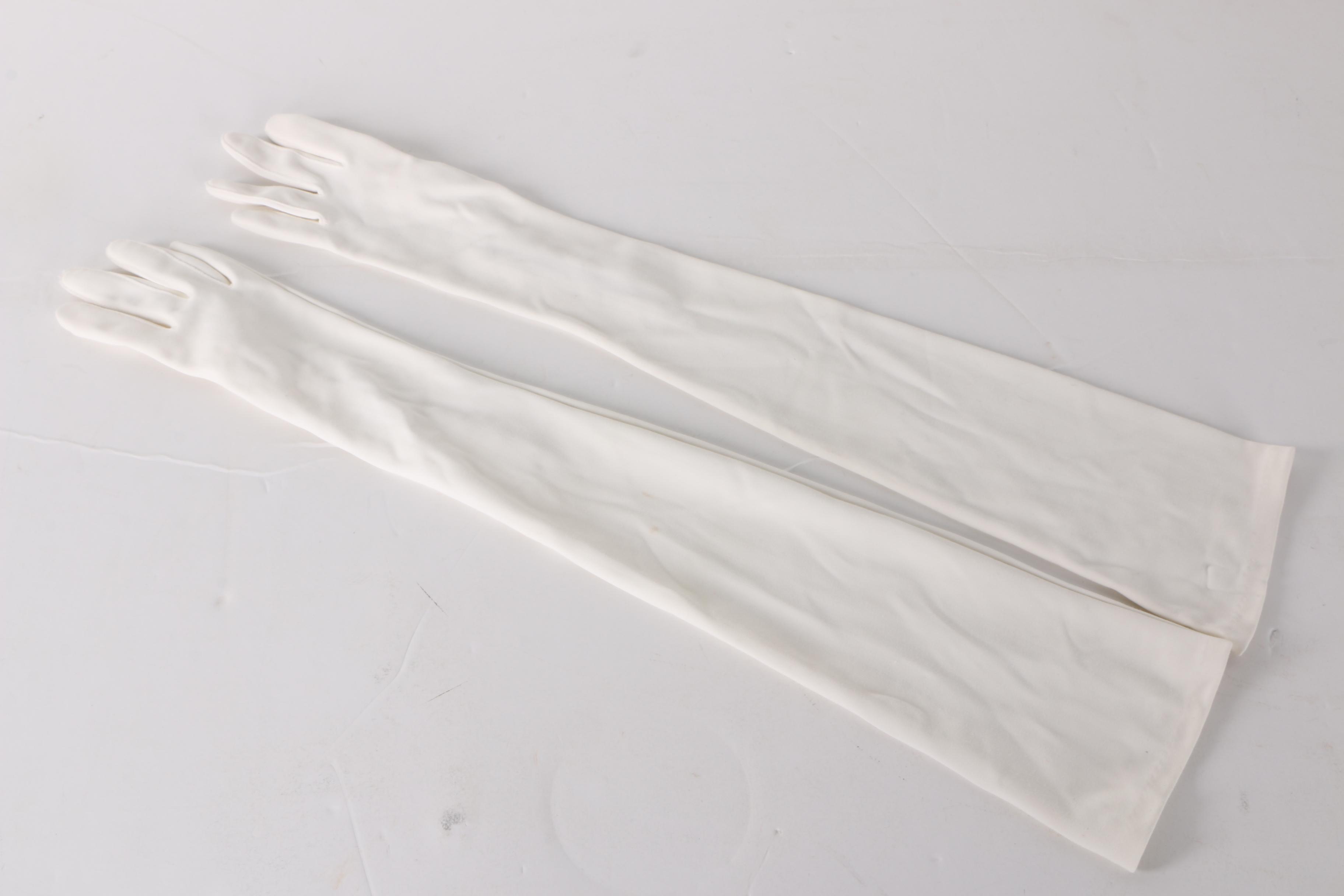 Vera Wang Tulle Wedding Dress with Veil and Gloves