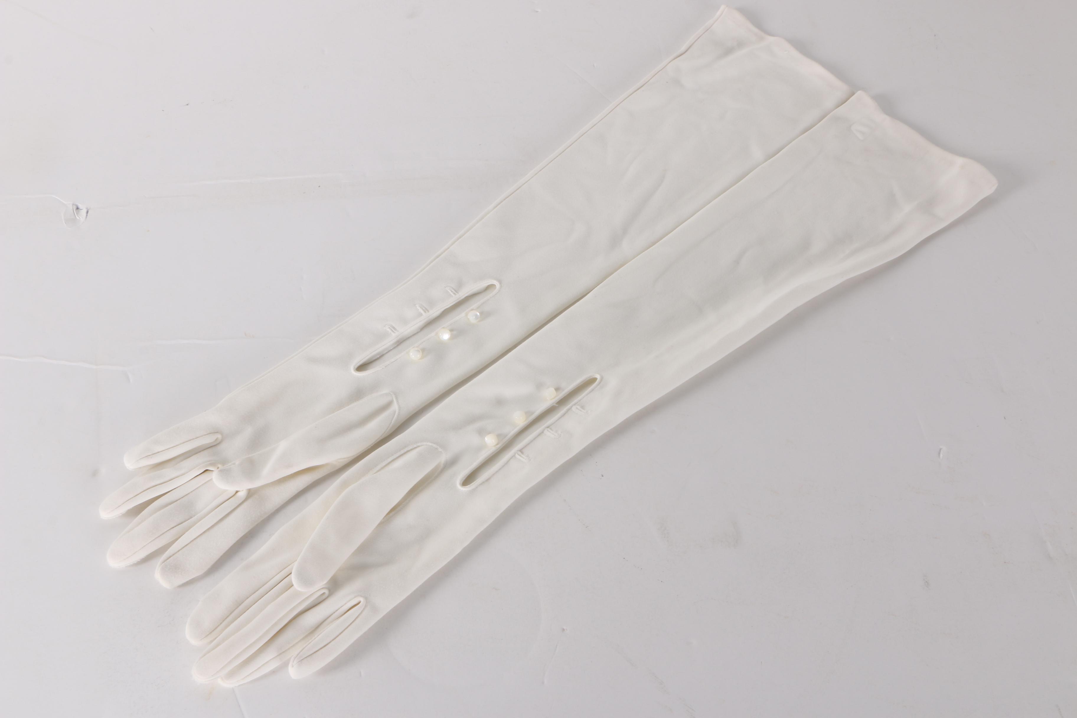 Vera Wang Tulle Wedding Dress with Veil and Gloves