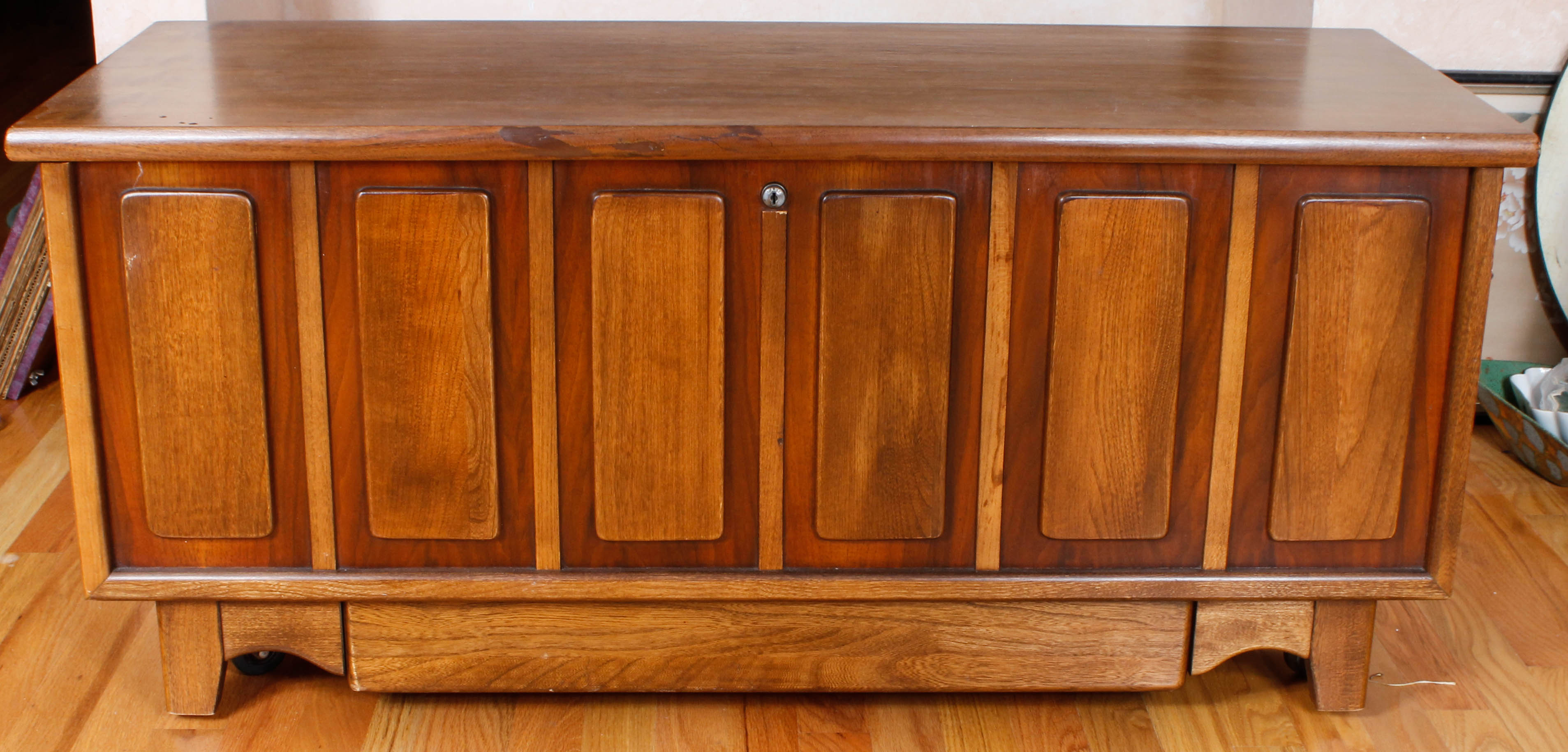 Vintage Lane Cedar Chest