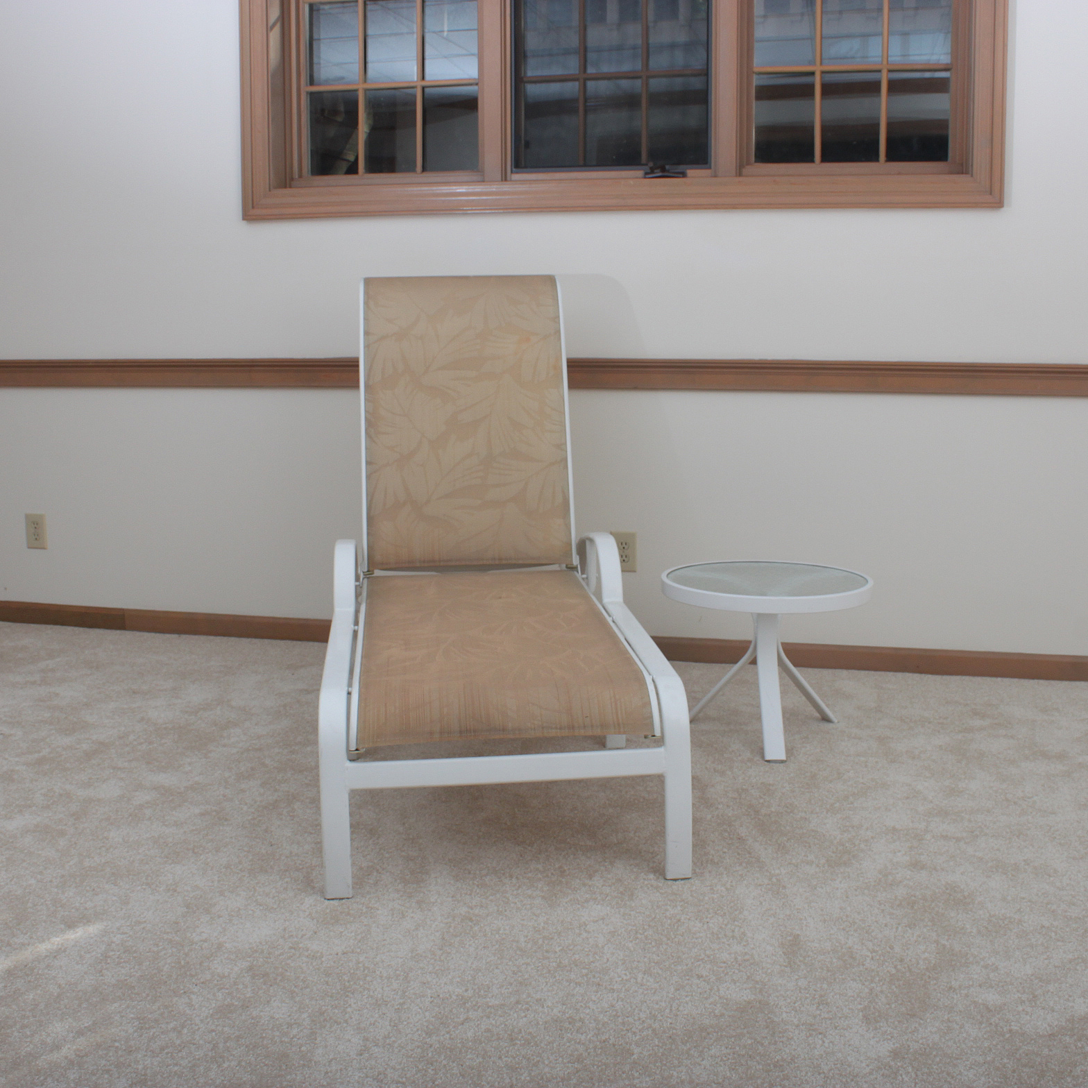 Tropitone Patio Lounge Chair and Side Table