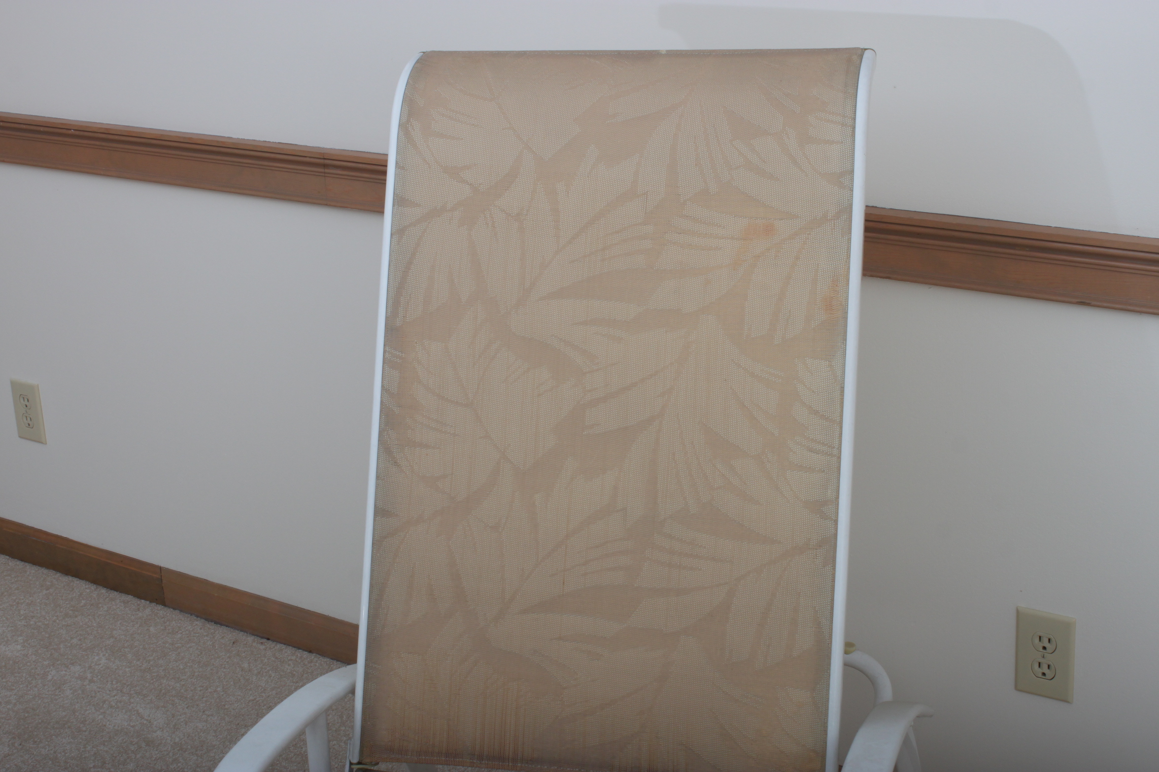 Tropitone Patio Lounge Chair and Side Table