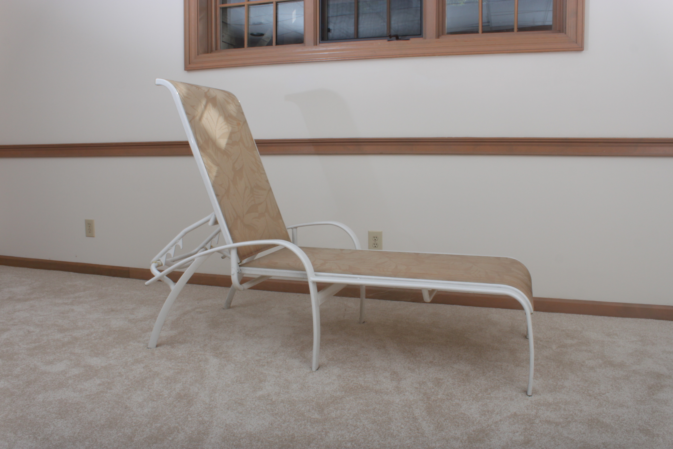 Tropitone Patio Lounge Chair and Side Table