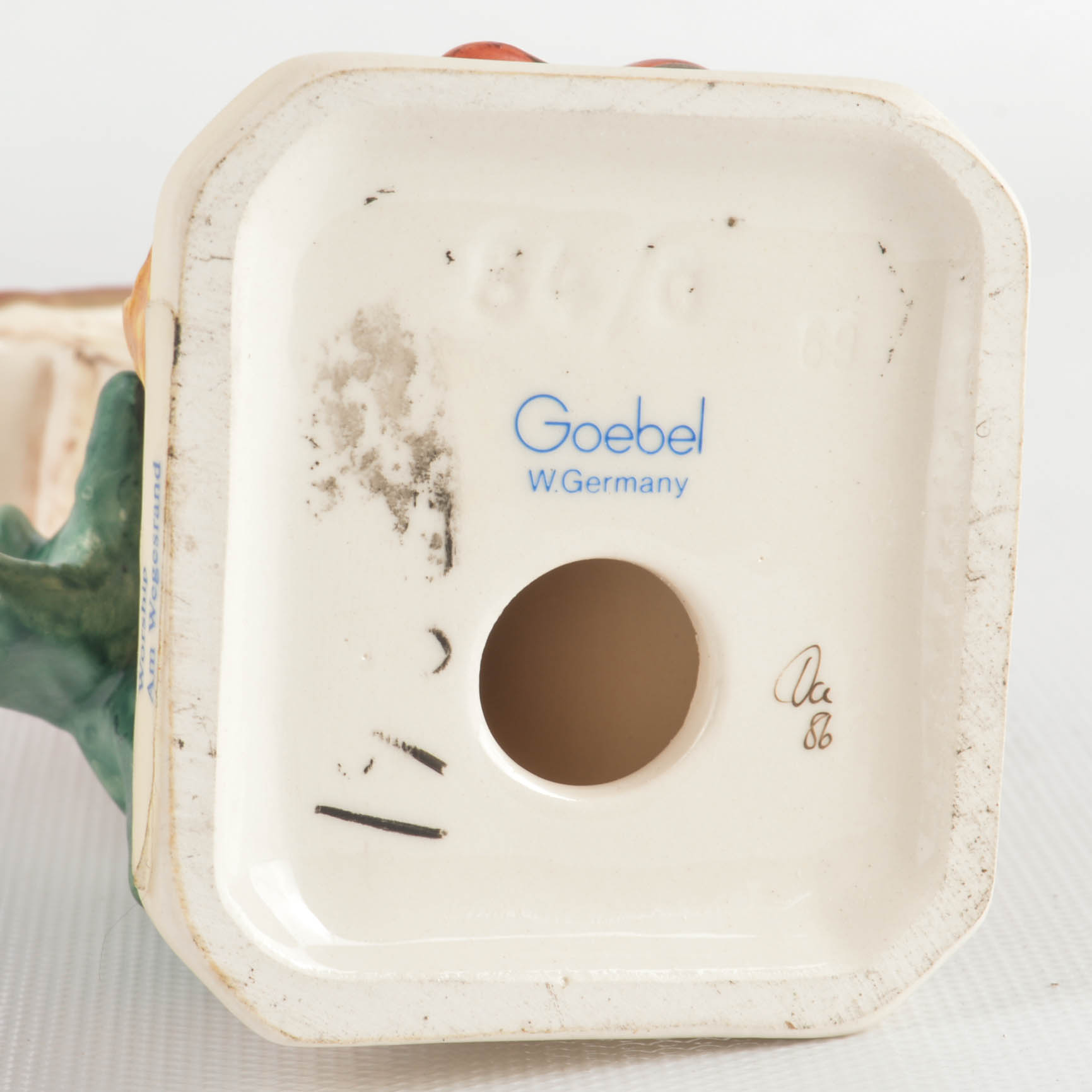 Goebel Hummel "Worship Am Wegesrand" Figurine