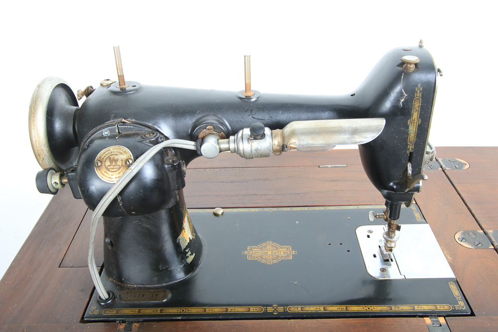 Vintage FreeWestinghouse Sewing Machine Table and Sewing Machine EBTH