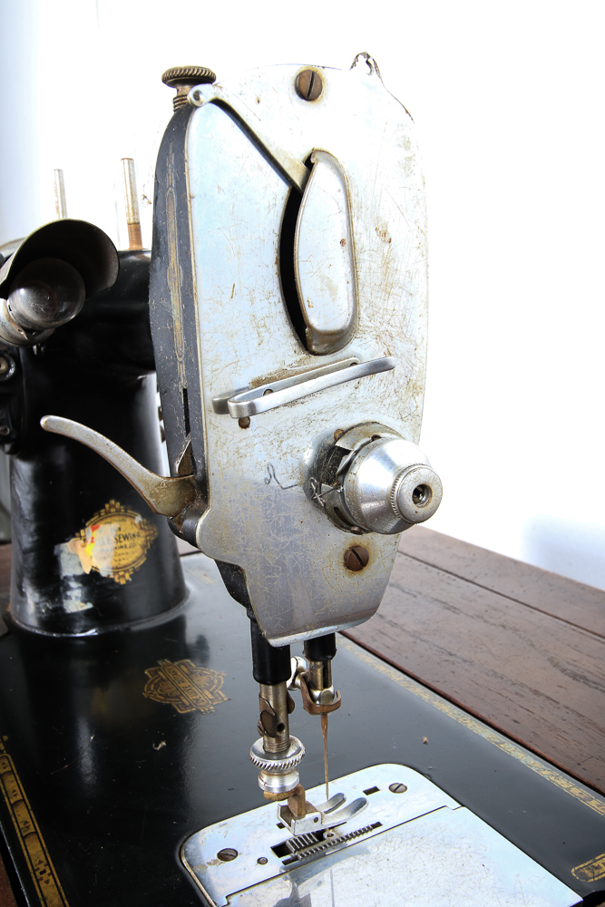 Vintage FreeWestinghouse Sewing Machine Table and Sewing Machine EBTH