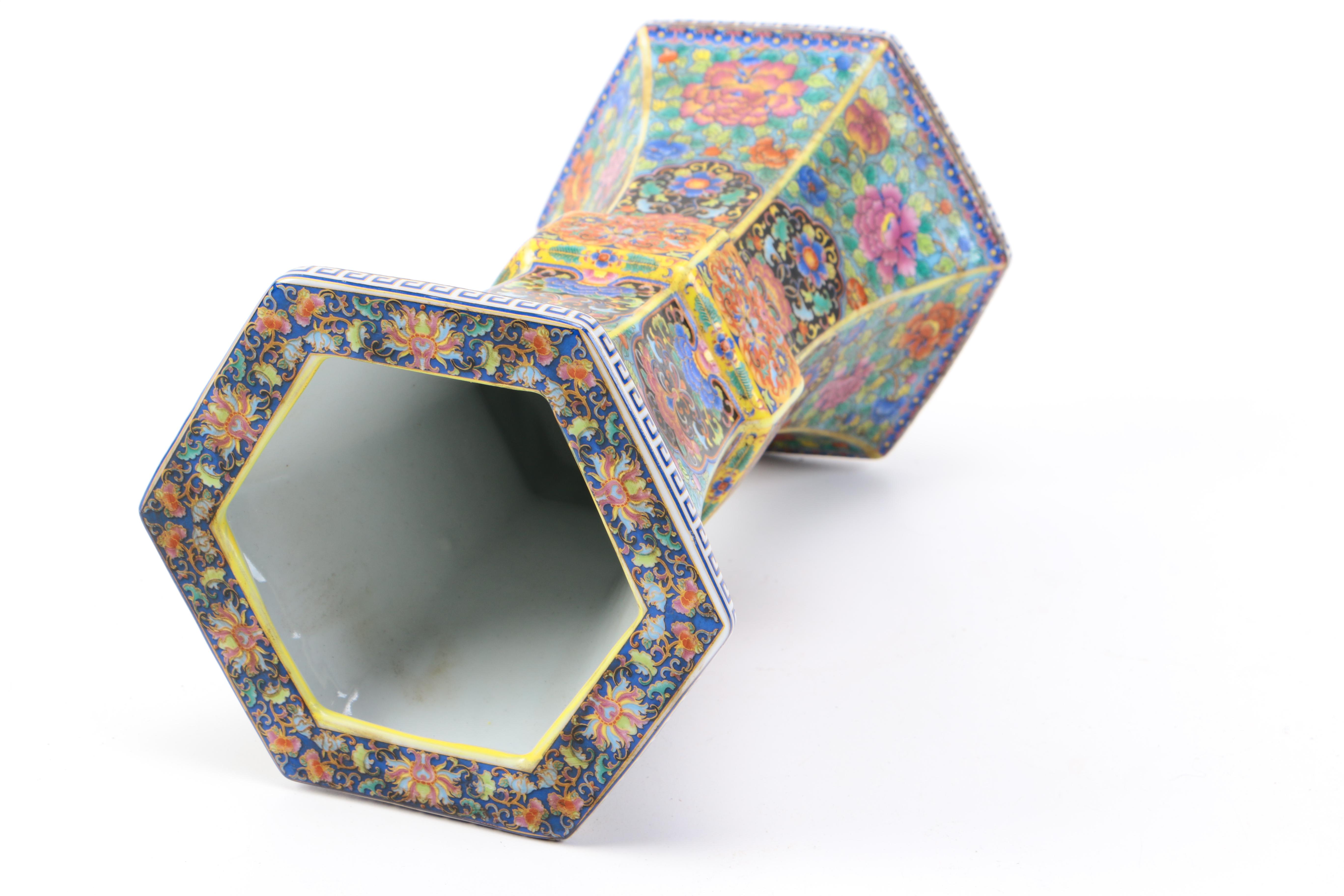 Chinese Decorative Ceramic Vase