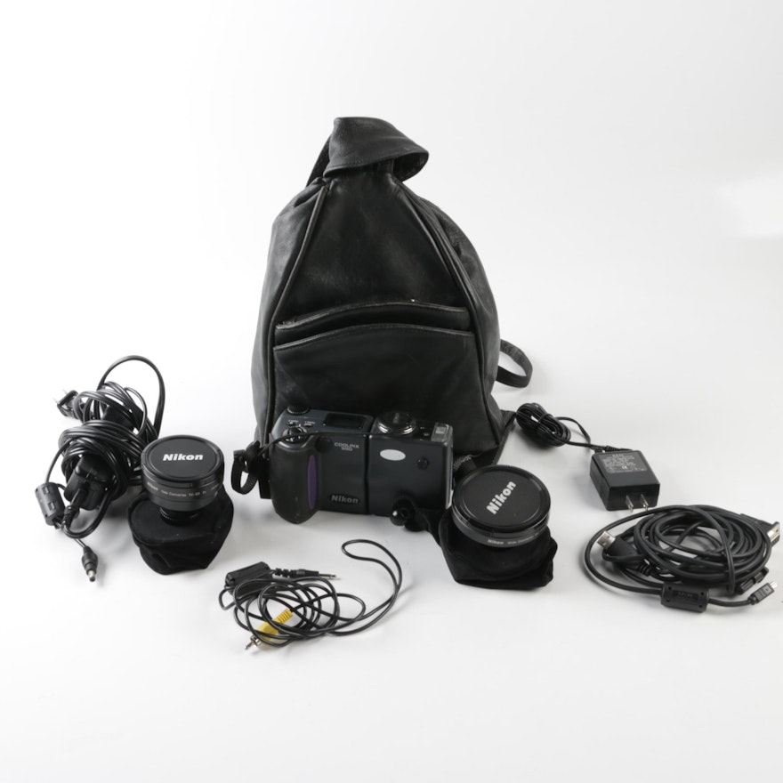 Nikon Coolpix 990 Digital Camera with Accessories