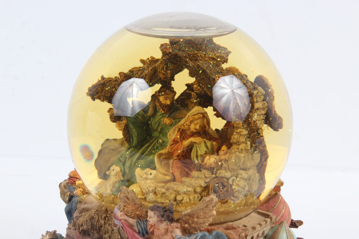 Grandeur Noel Musical Water Globe