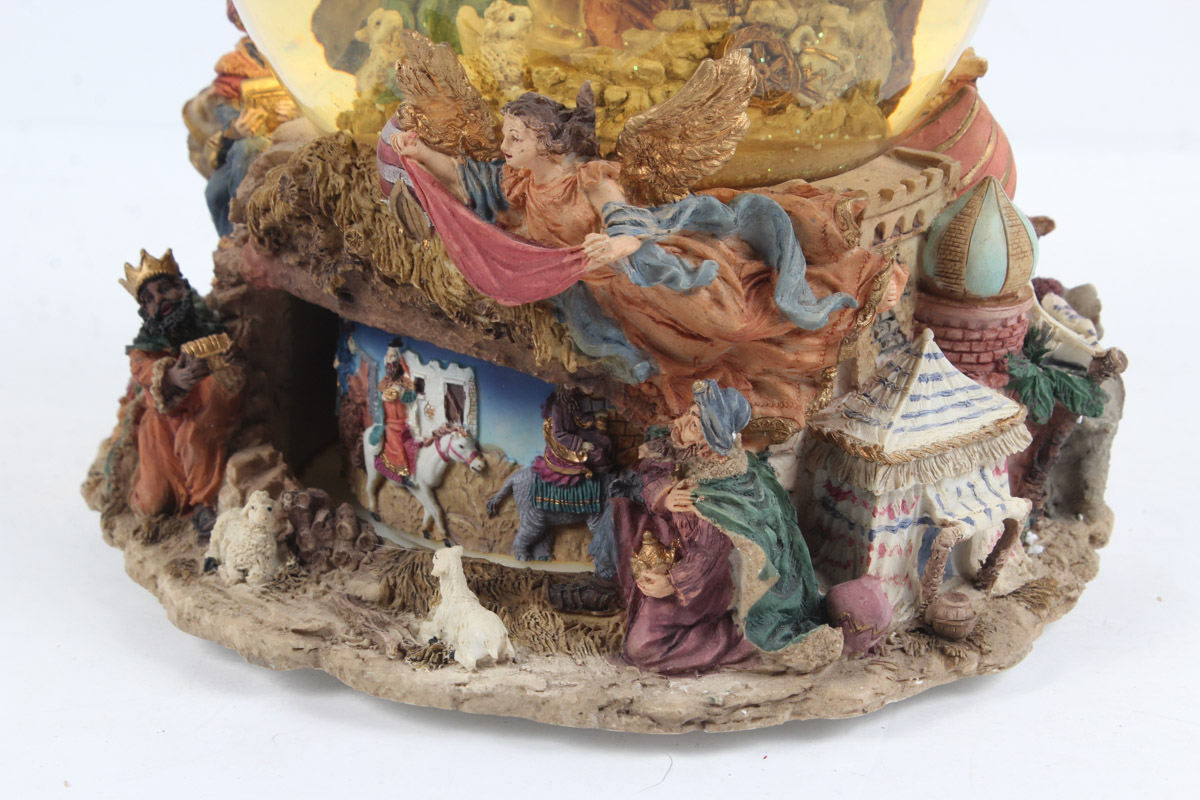 Grandeur Noel Musical Water Globe