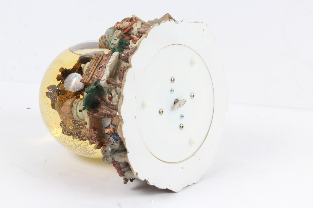 Grandeur Noel Musical Water Globe