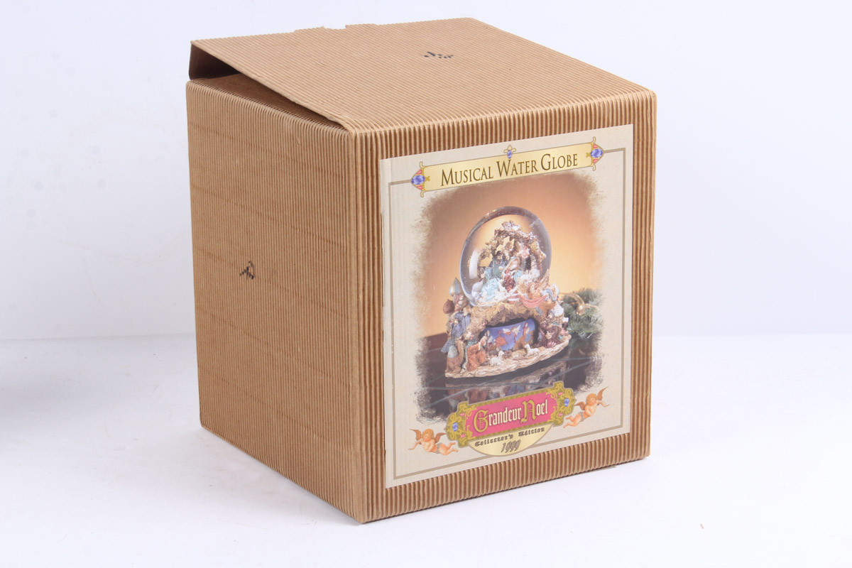 Grandeur Noel Musical Water Globe