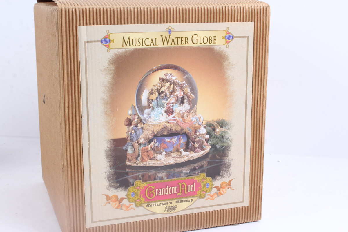 Grandeur Noel Musical Water Globe