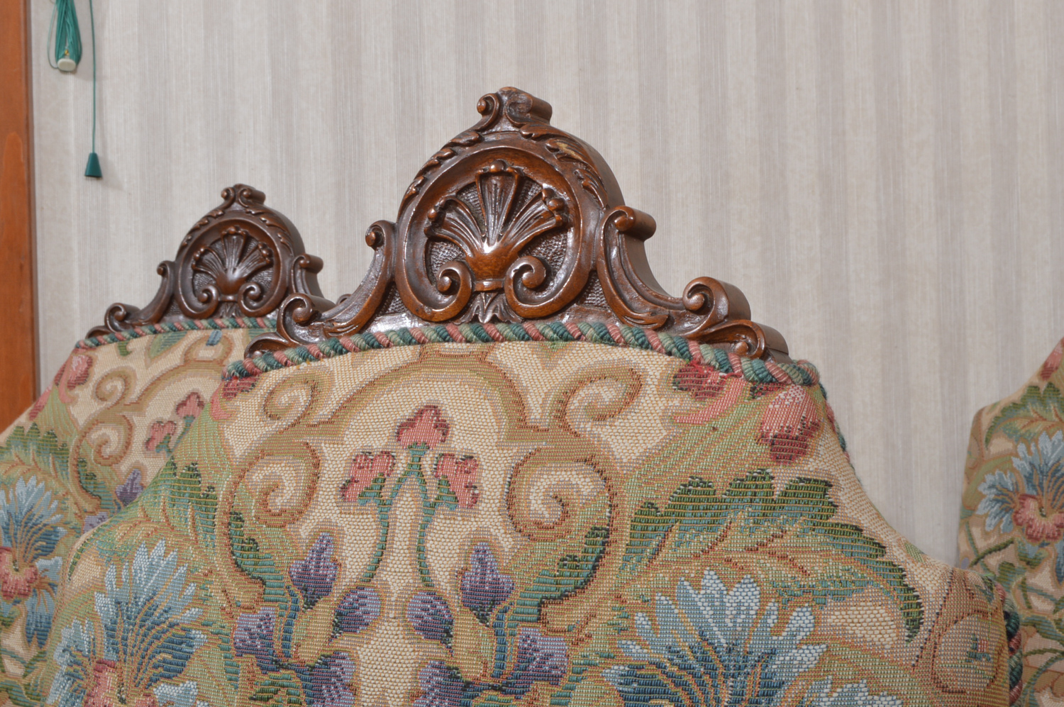 Jacobean Style Expandable Dining Room Table with Dining Chairs