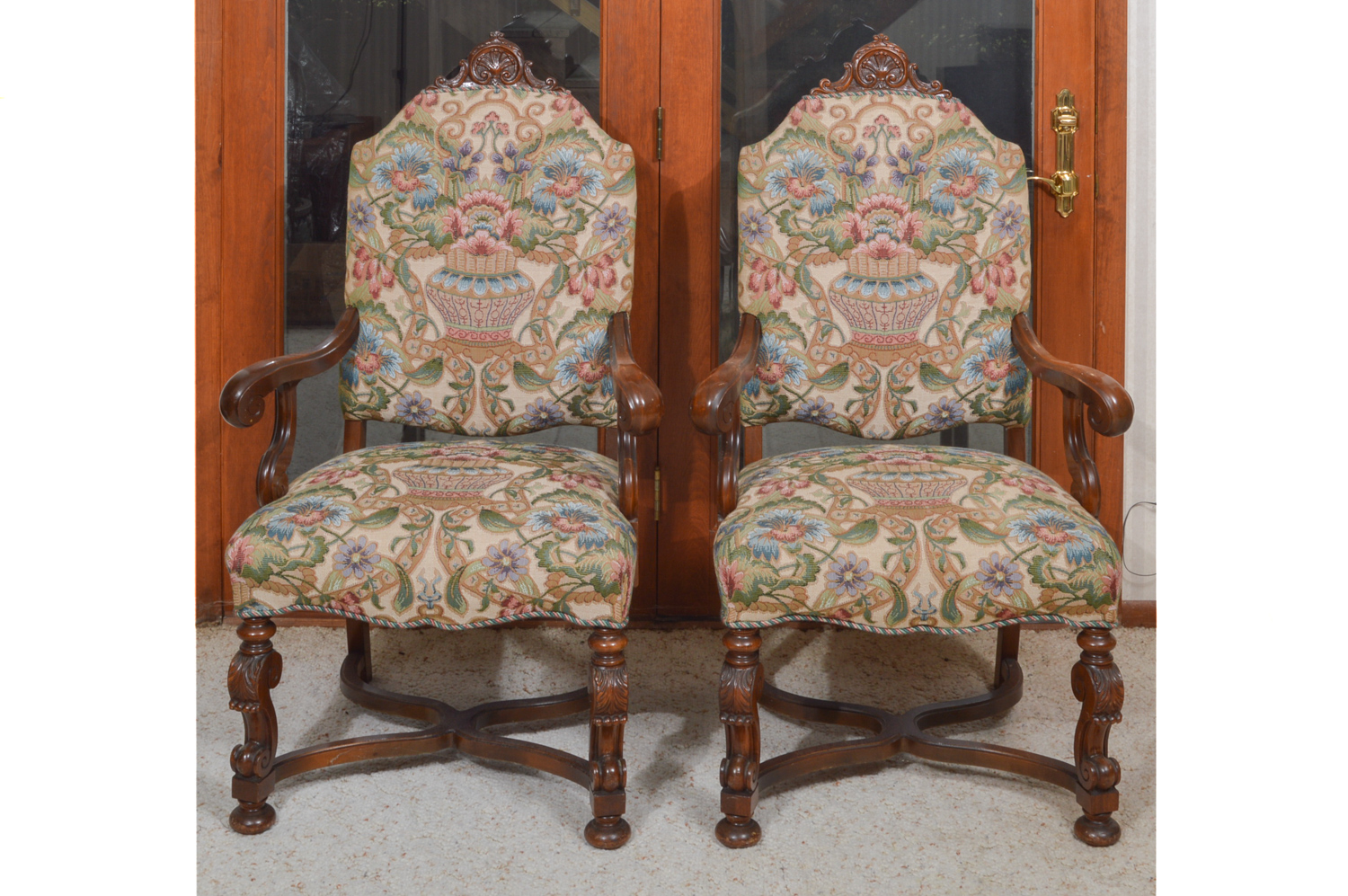 Jacobean Style Expandable Dining Room Table with Dining Chairs