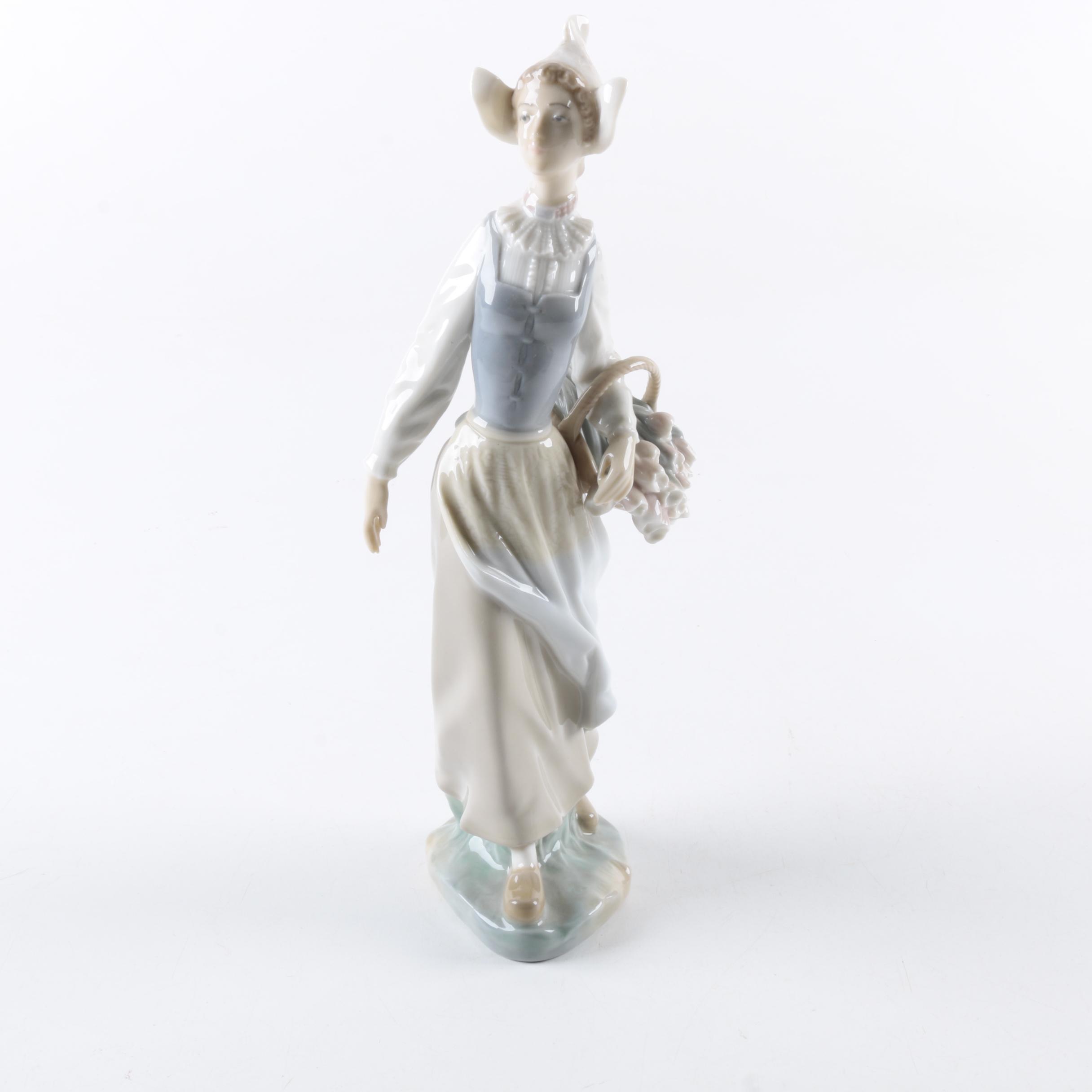 Lladró "Genteel Dutch Girl" Figurine