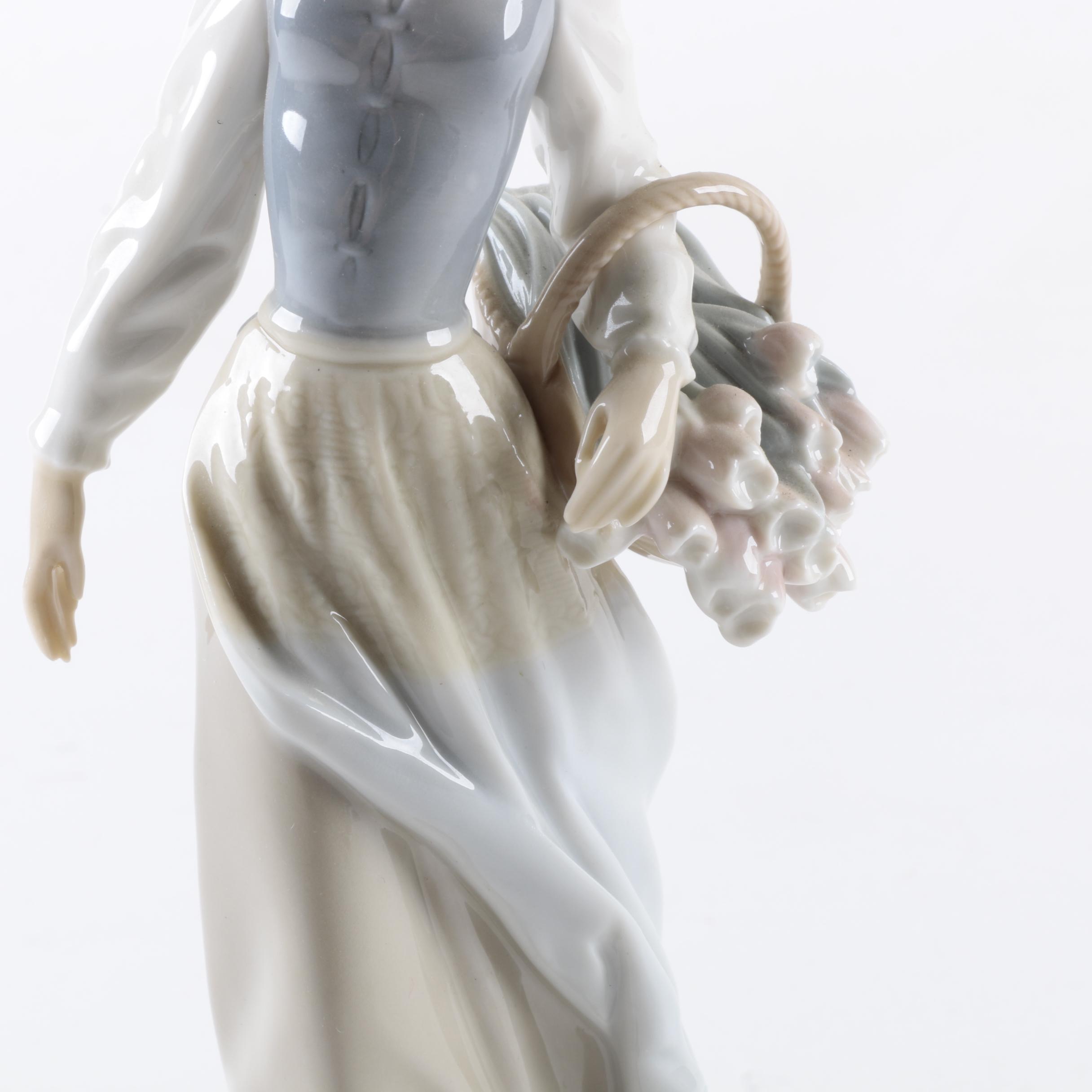 Lladró "Genteel Dutch Girl" Figurine