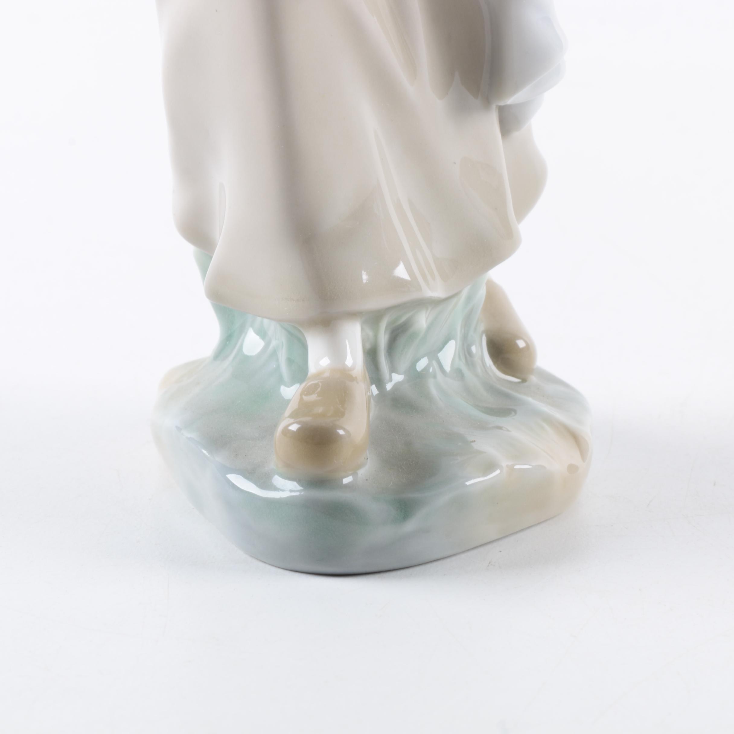 Lladró "Genteel Dutch Girl" Figurine