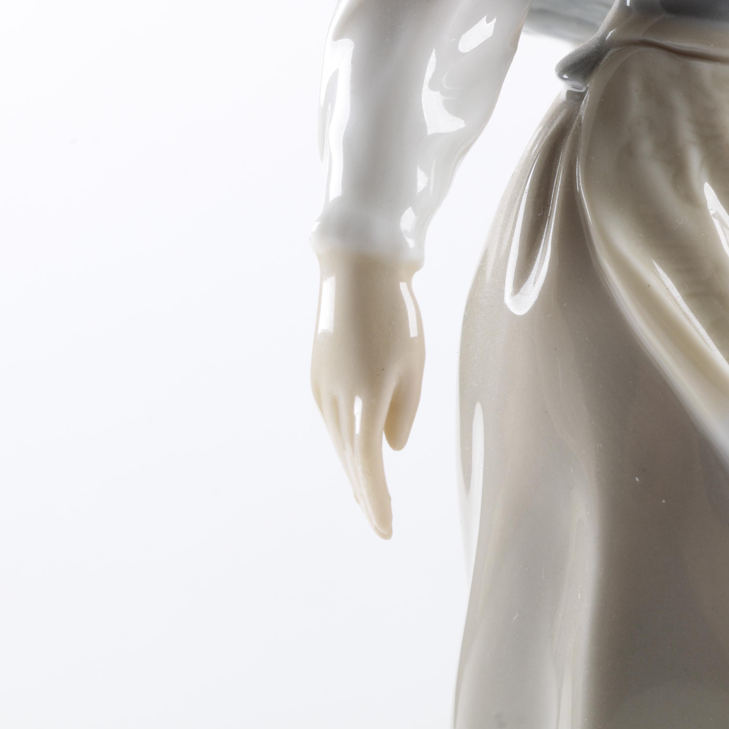 Lladró "Genteel Dutch Girl" Figurine