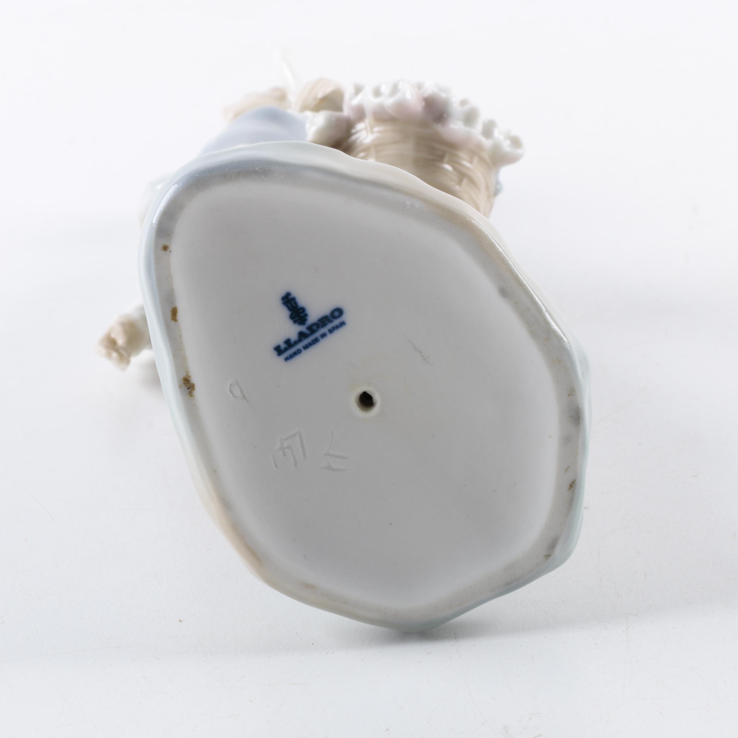 Lladró "Genteel Dutch Girl" Figurine