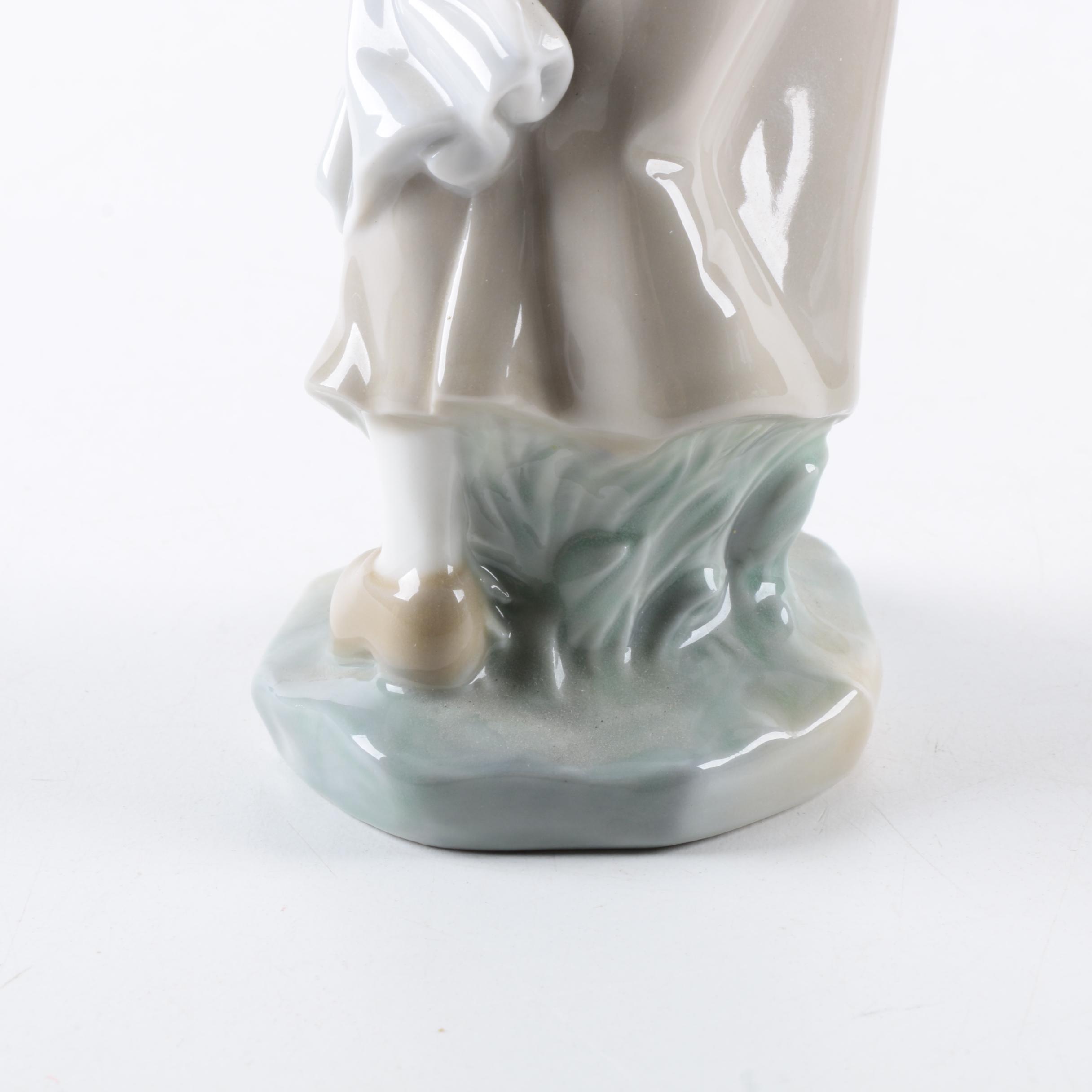 Lladró "Genteel Dutch Girl" Figurine