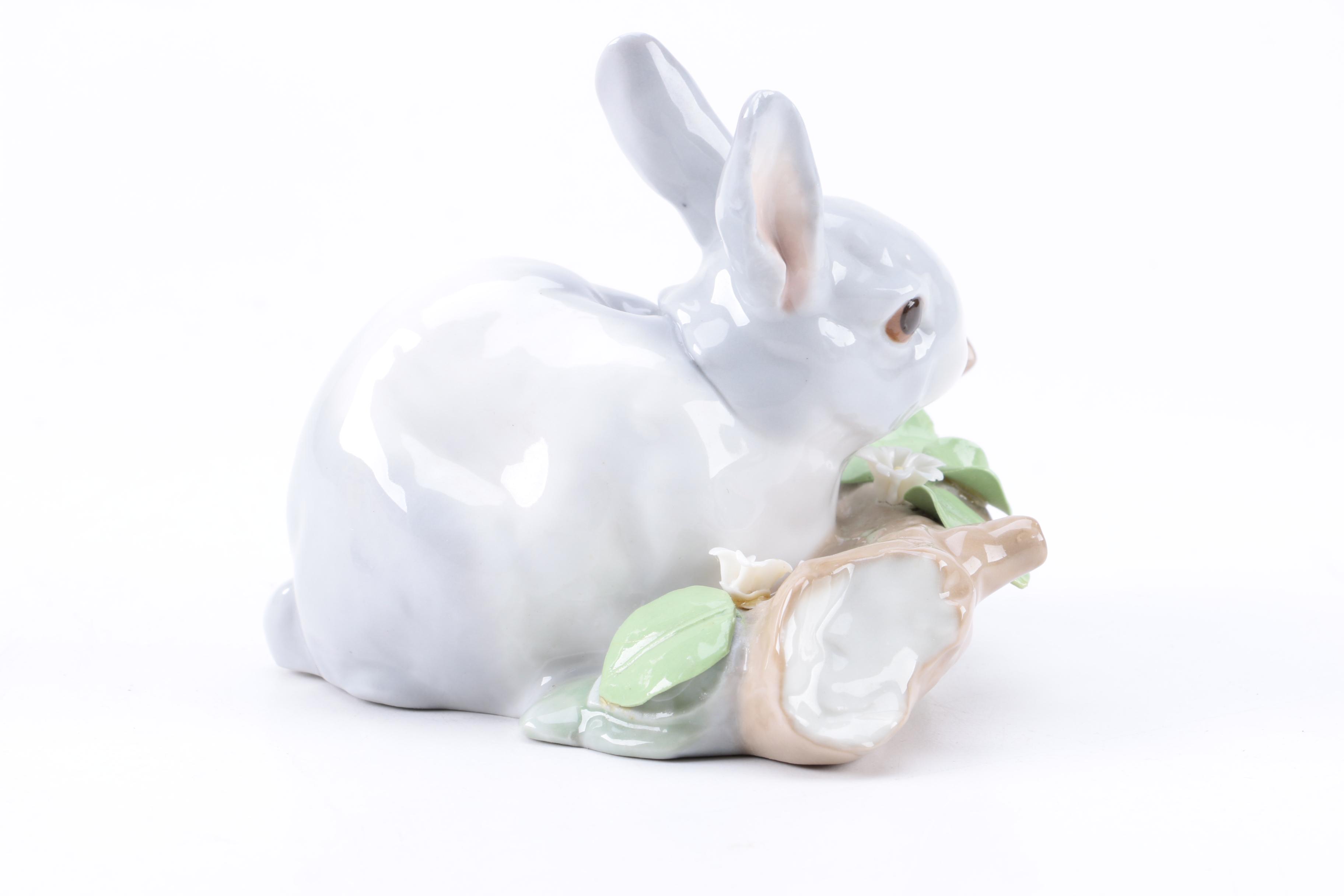 Lladró Porcelain "Bunny Rabbit Eating" Figurine
