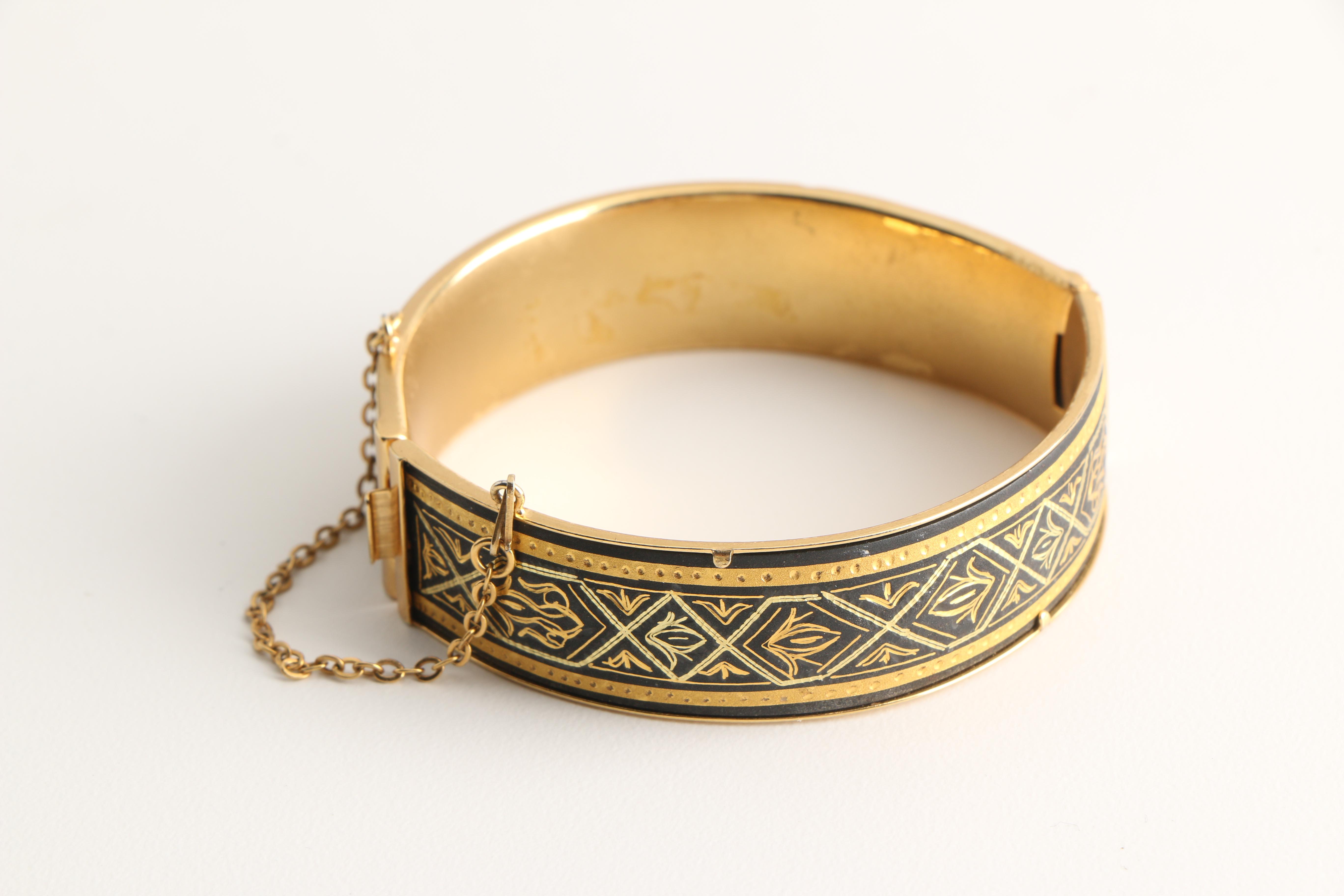 Green and Gold Tone Necklace and Bracelets