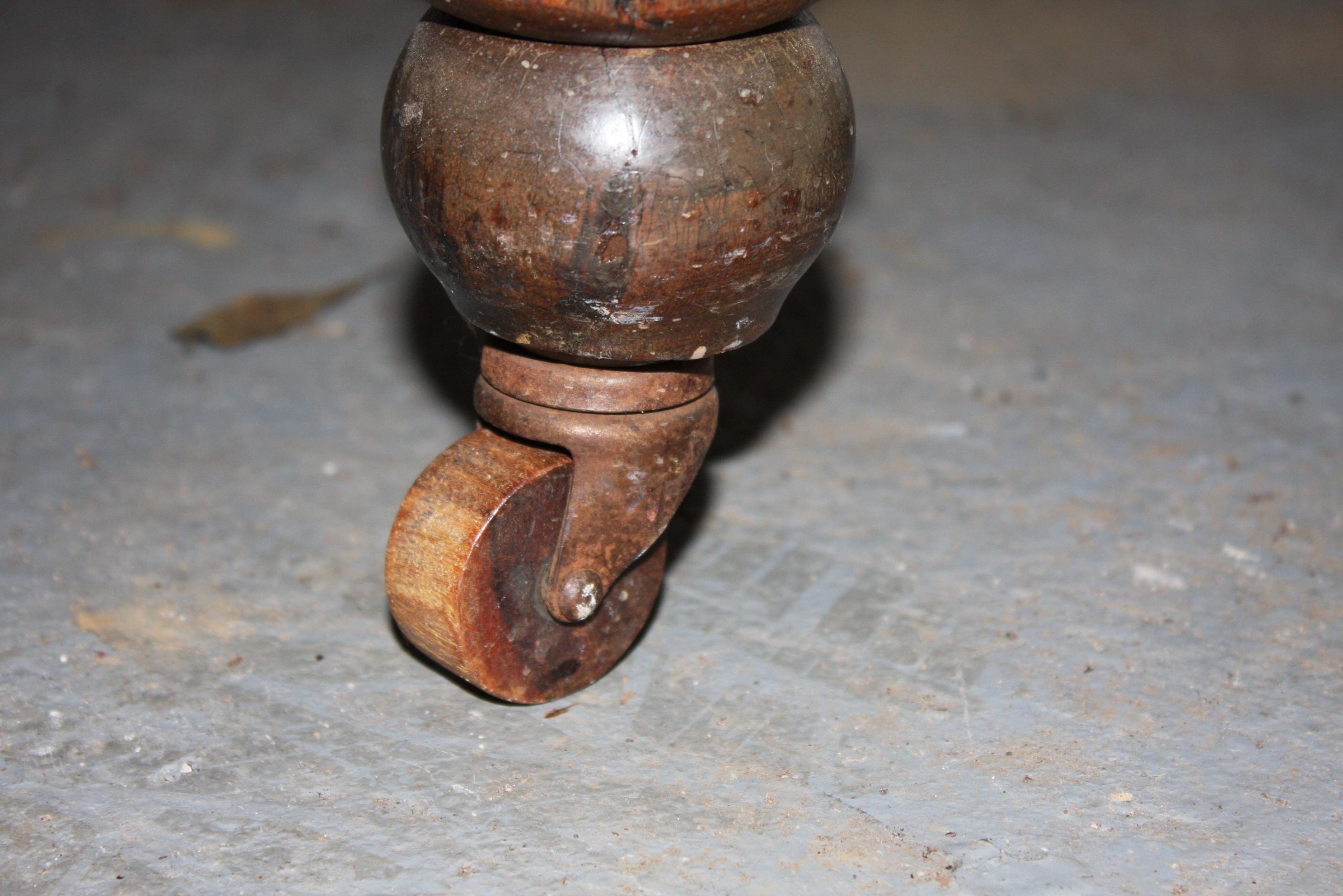 Antique Mahogany Dining Table with Leaf Inserts