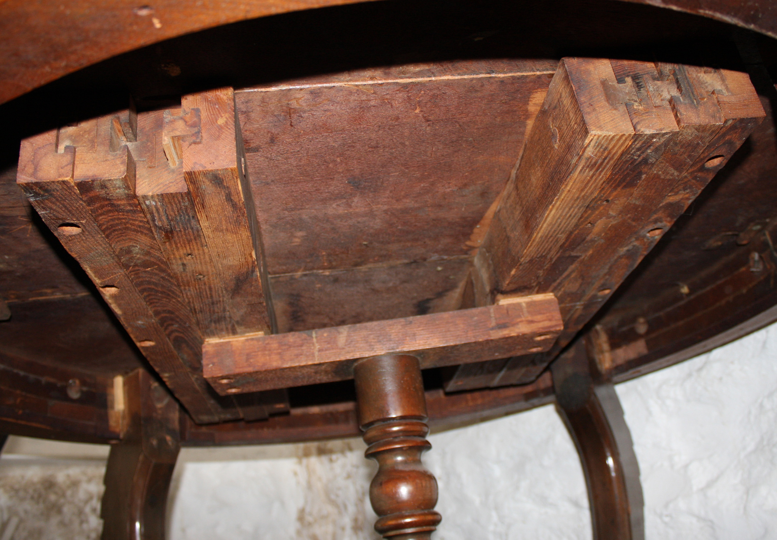 Antique Mahogany Dining Table with Leaf Inserts