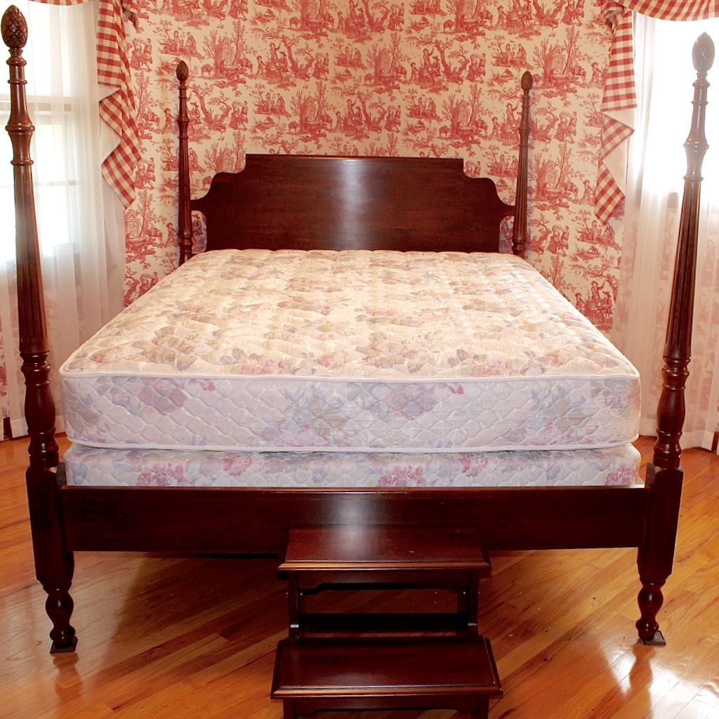 Queen Four Pineapple Poster Bed in Vintage Style