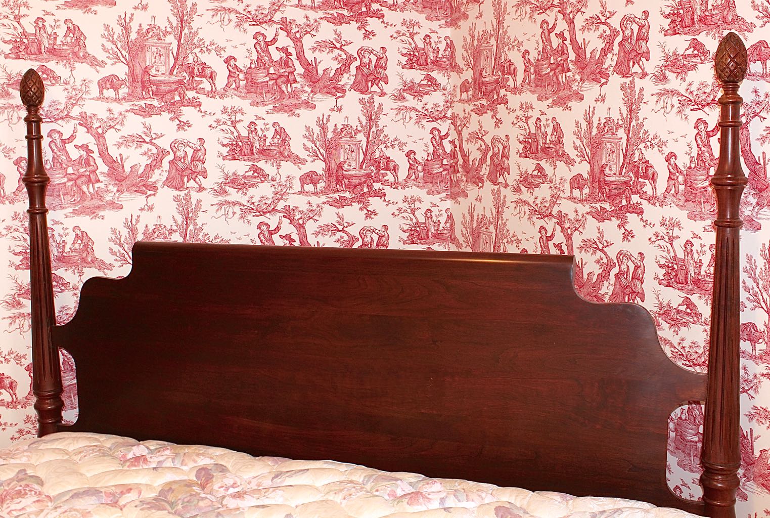 Queen Four Pineapple Poster Bed in Vintage Style