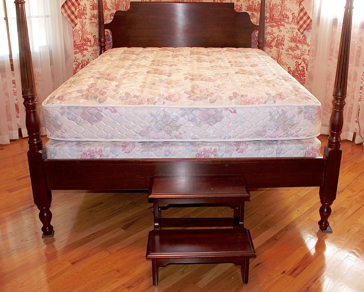 Queen Four Pineapple Poster Bed in Vintage Style