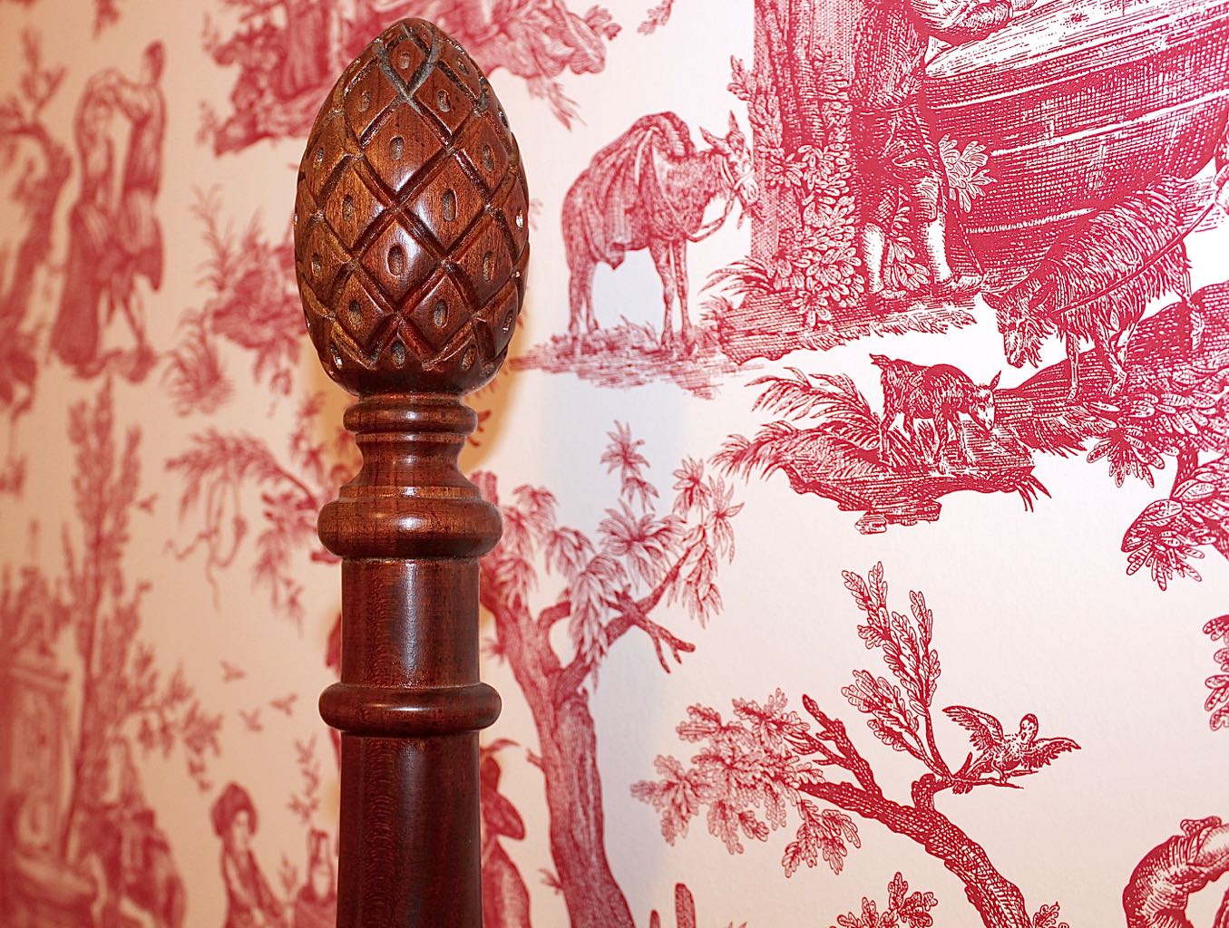 Queen Four Pineapple Poster Bed in Vintage Style