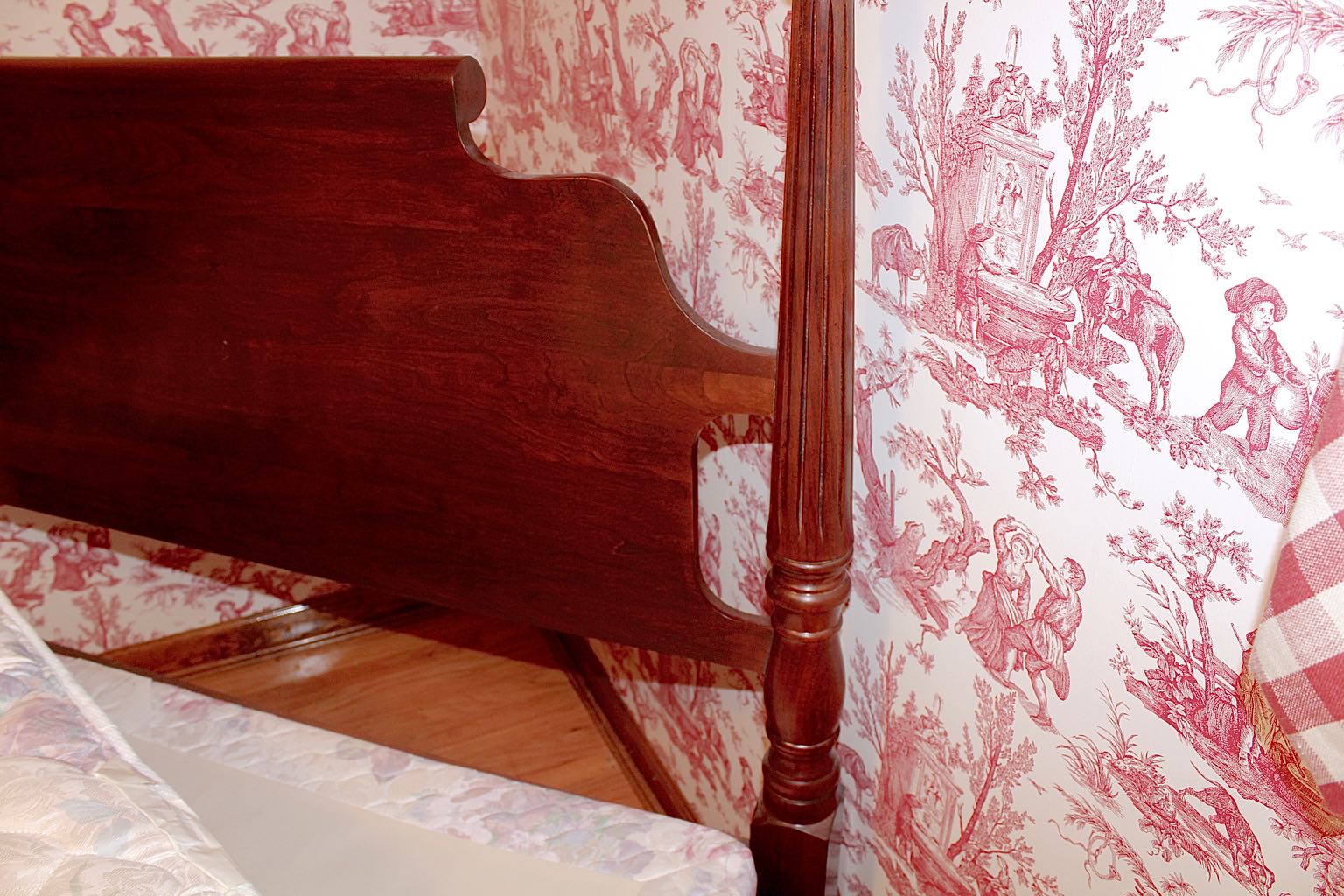 Queen Four Pineapple Poster Bed in Vintage Style