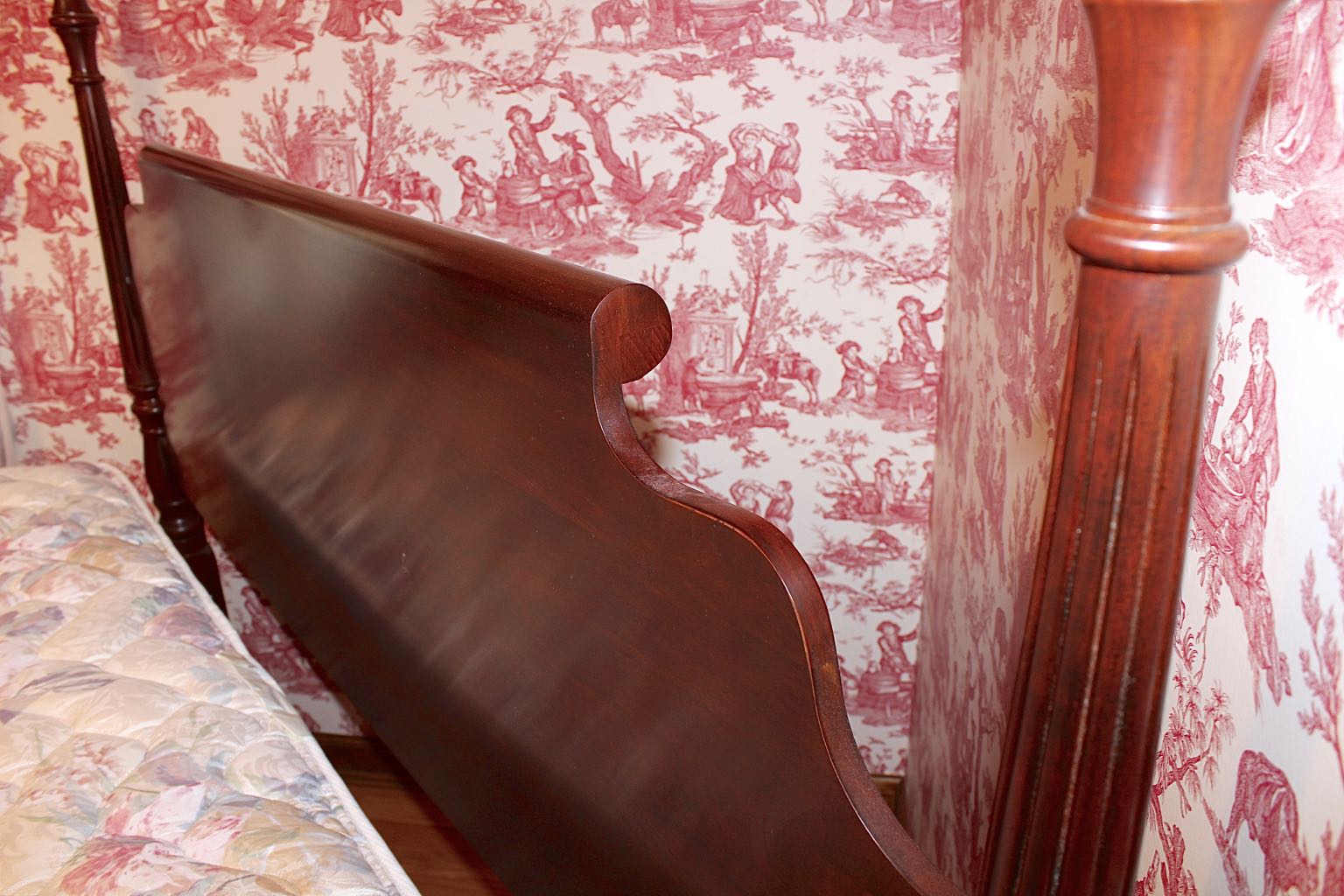 Queen Four Pineapple Poster Bed in Vintage Style