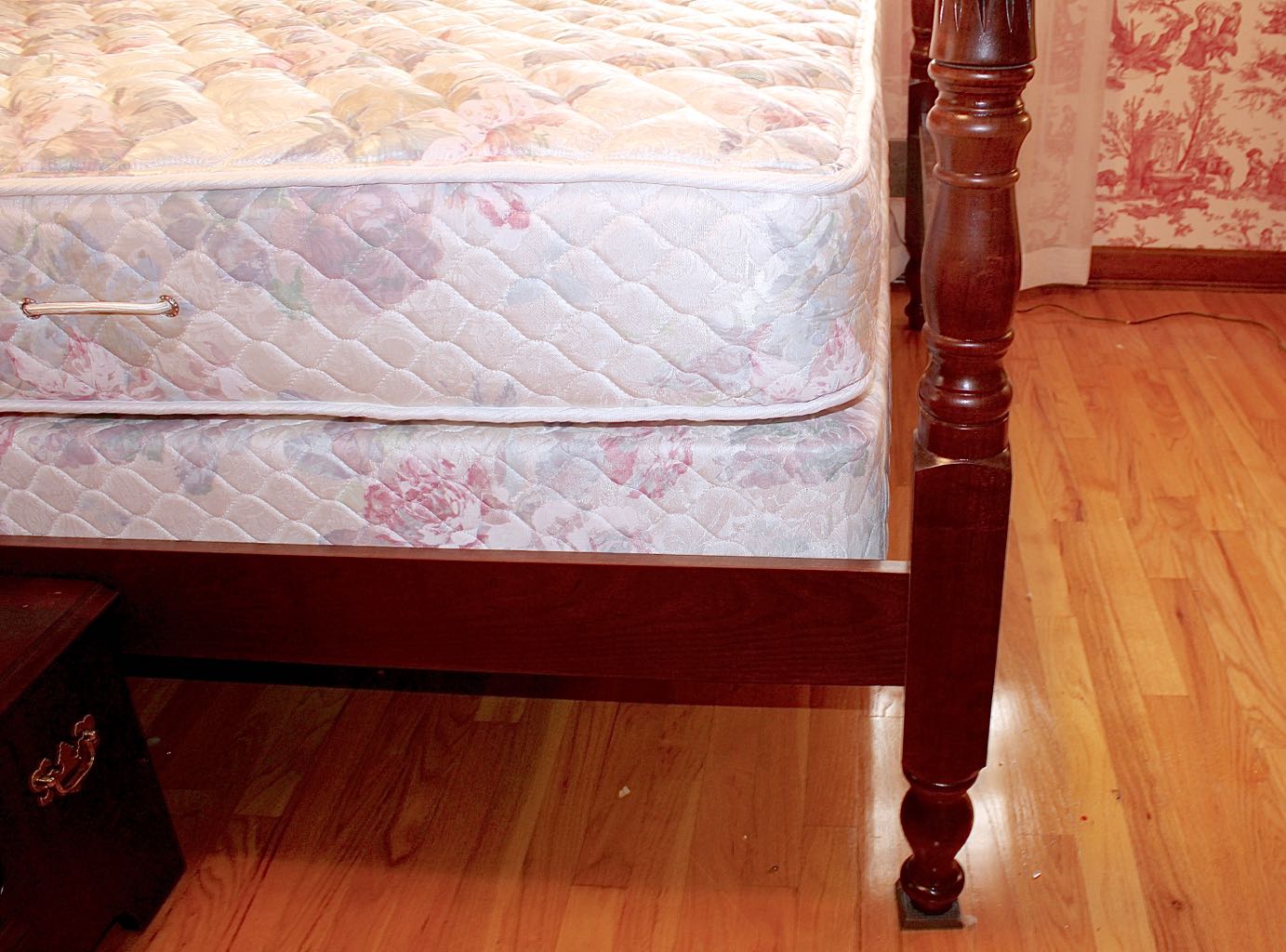 Queen Four Pineapple Poster Bed in Vintage Style