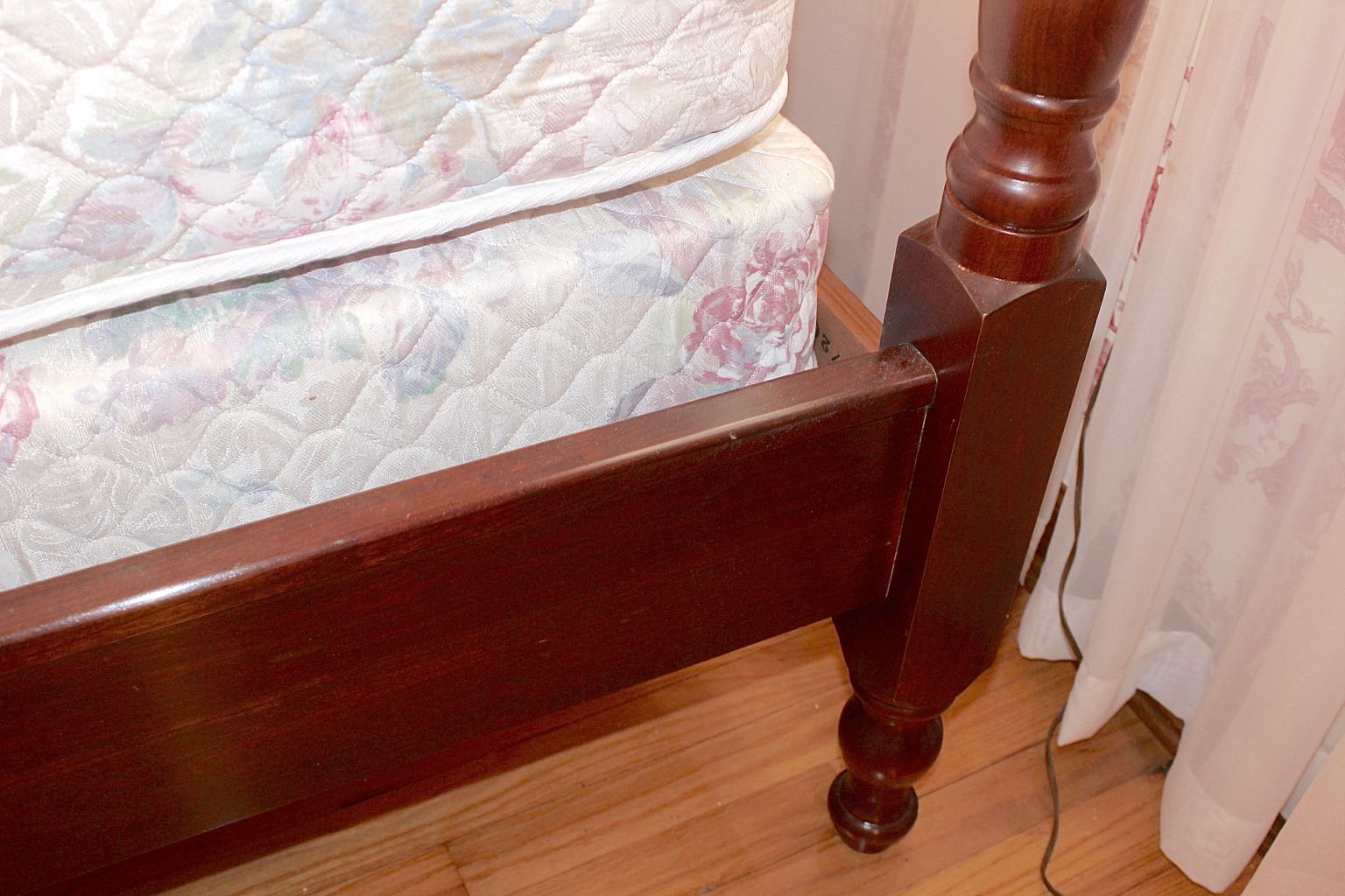 Queen Four Pineapple Poster Bed in Vintage Style