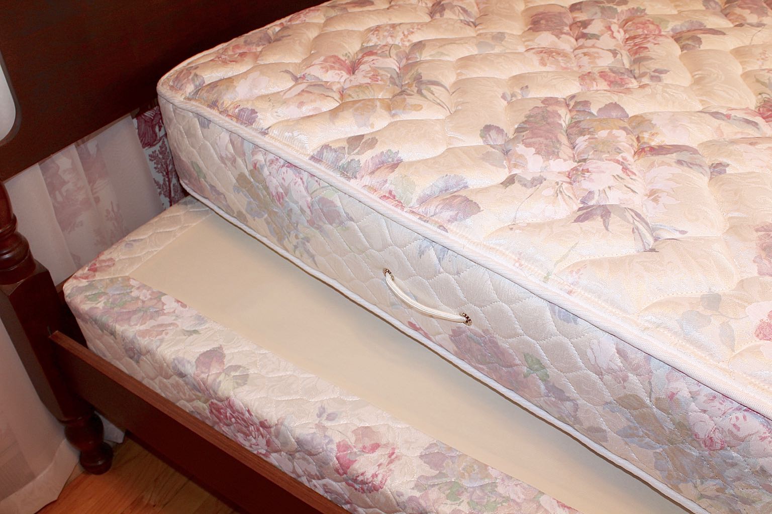 Queen Four Pineapple Poster Bed in Vintage Style