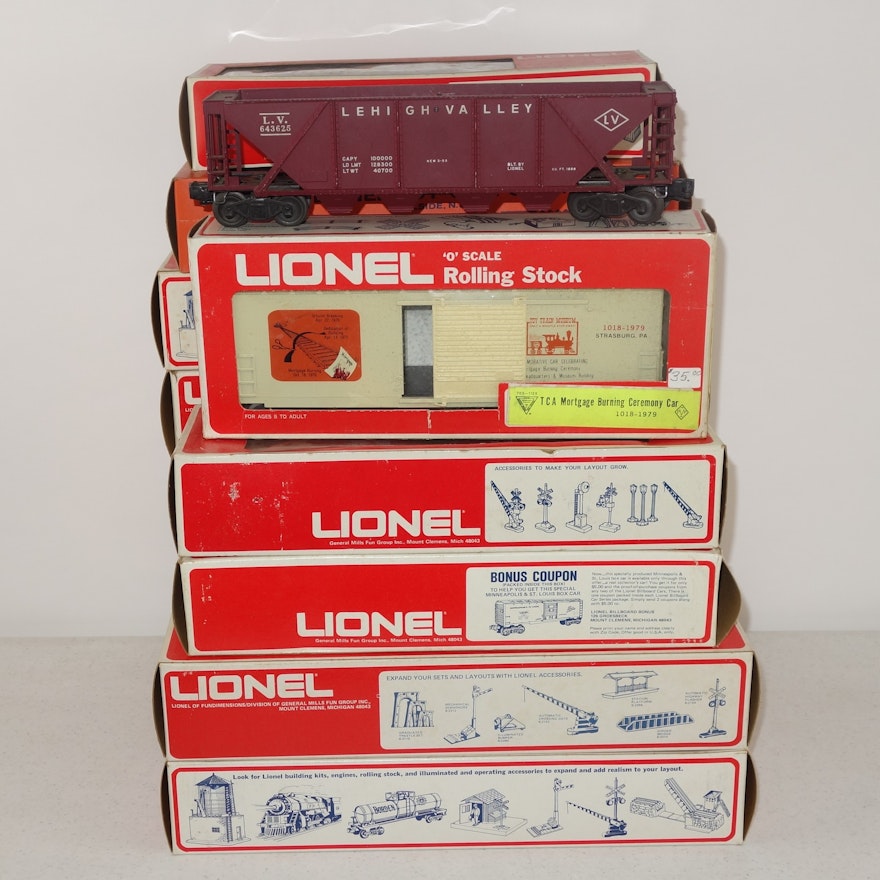 12 Vintage Lionel Train Cars