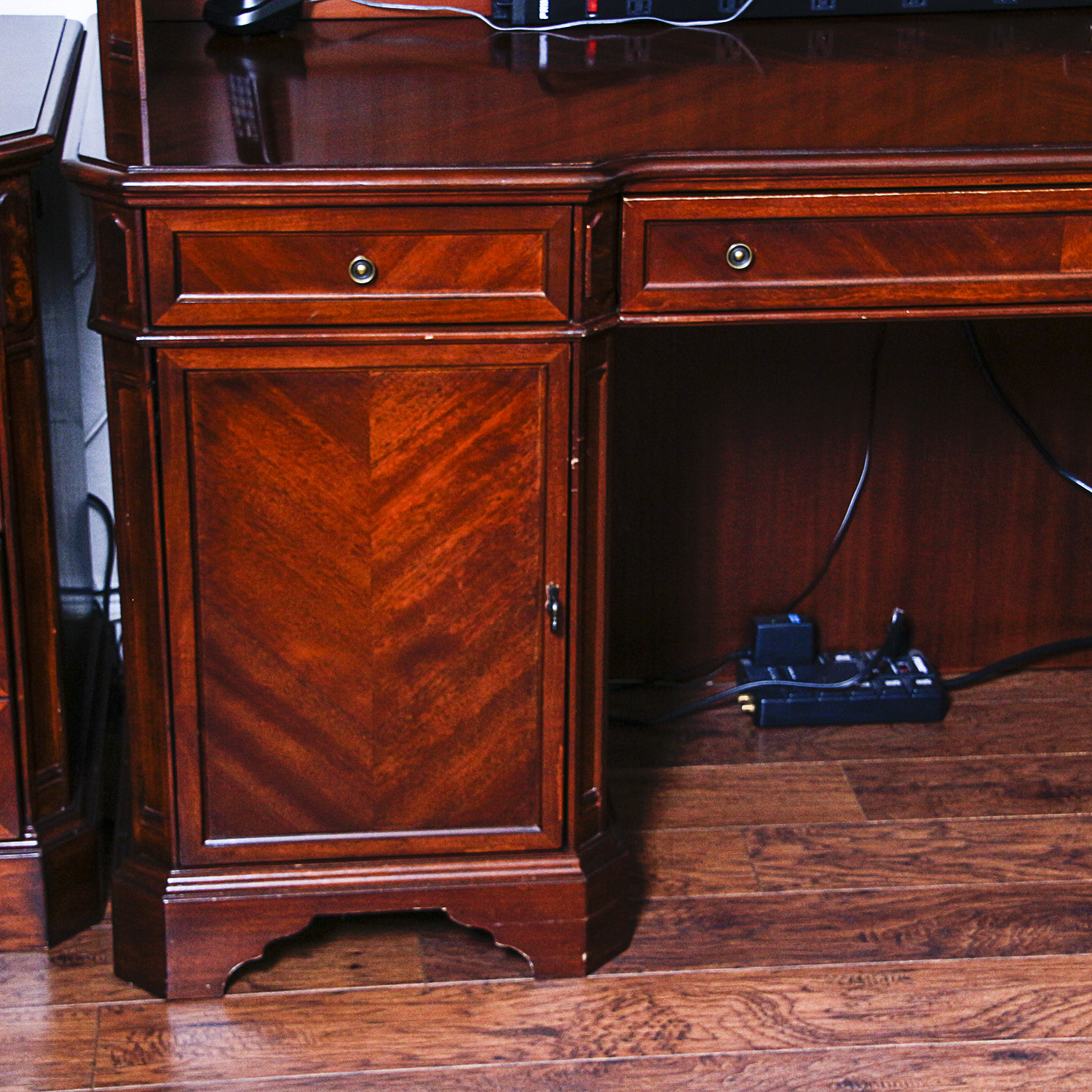 Shenandoah Valley L-Shaped Mahogany Desk with Hutch