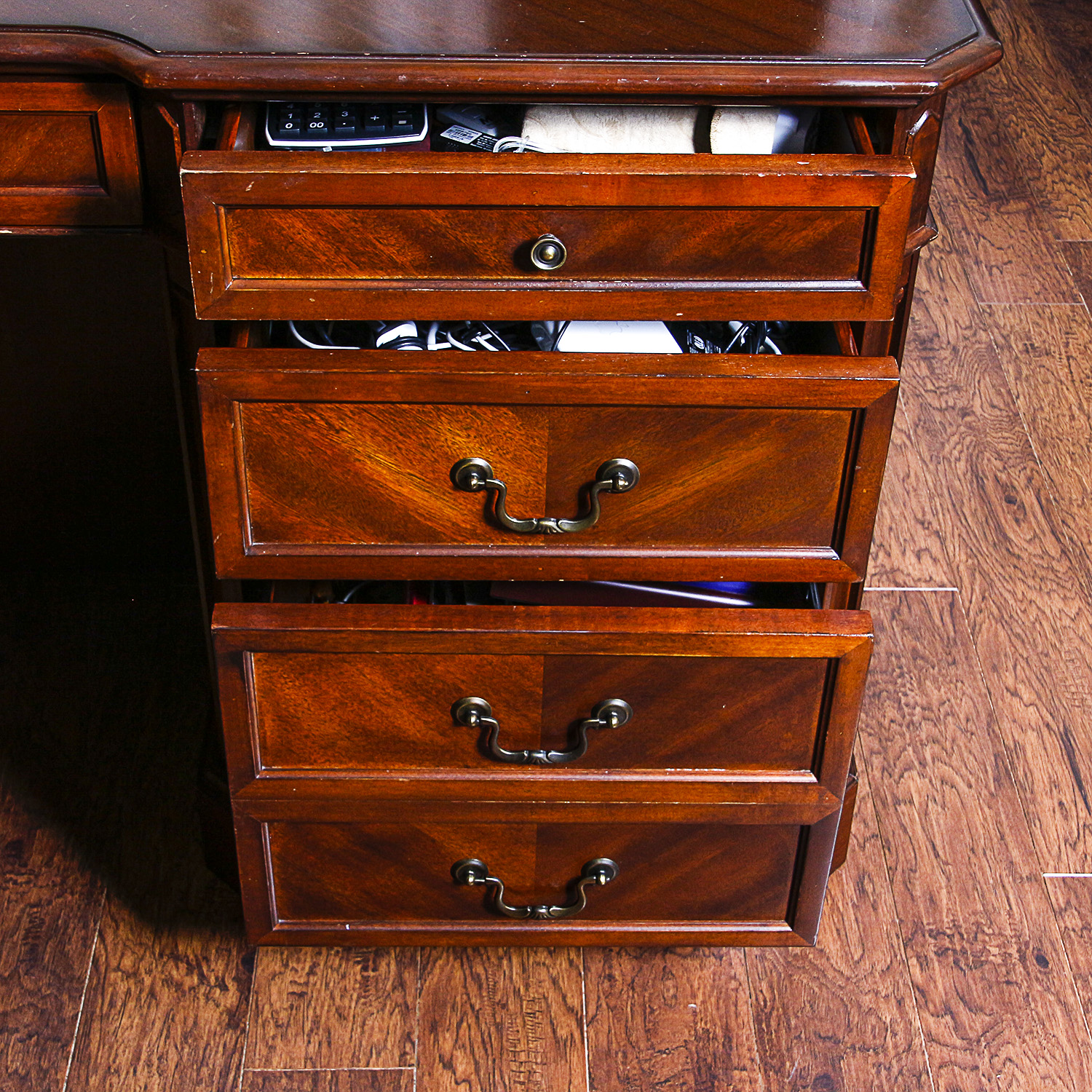 Shenandoah Valley L-Shaped Mahogany Desk with Hutch