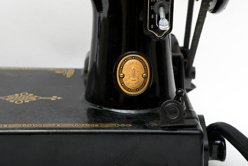 Vintage Singer Sewing Machine in Case