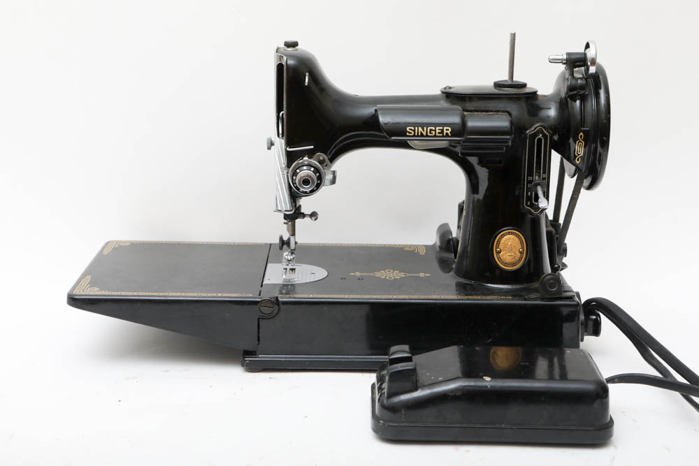 Vintage Singer Sewing Machine in Case