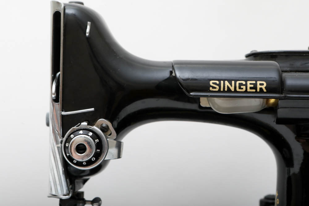 Vintage Singer Sewing Machine in Case