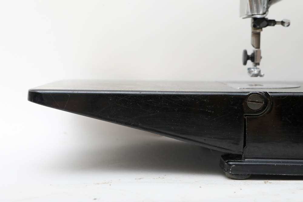 Vintage Singer Sewing Machine in Case