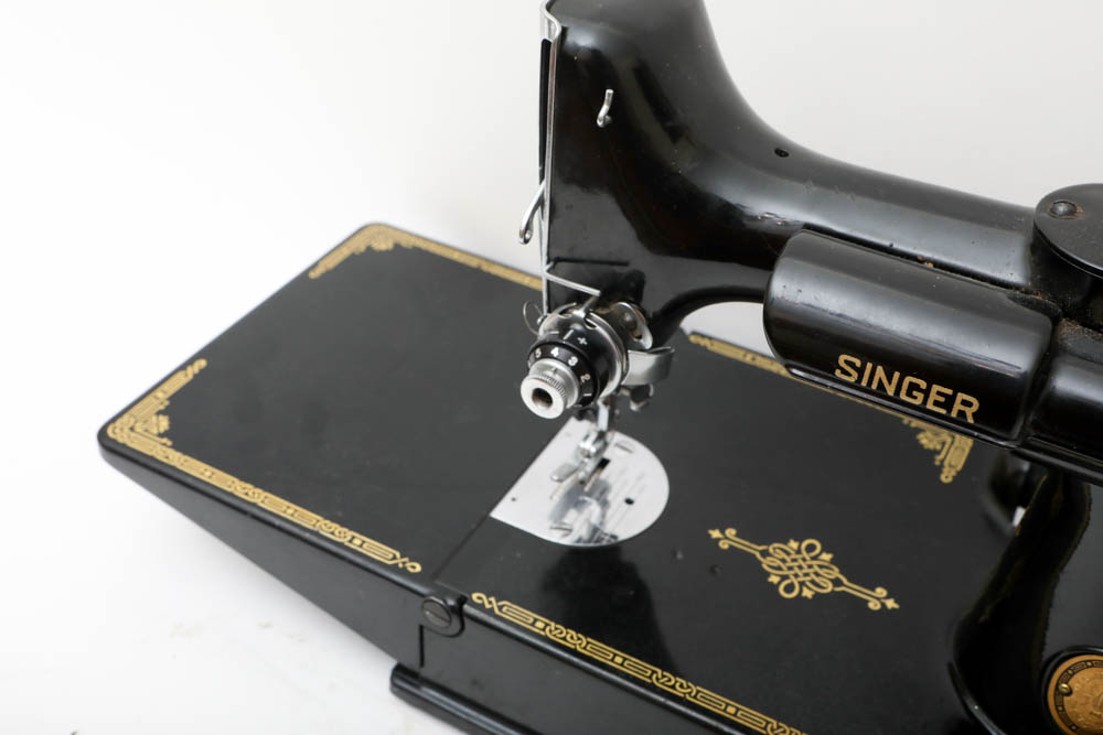 Vintage Singer Sewing Machine in Case