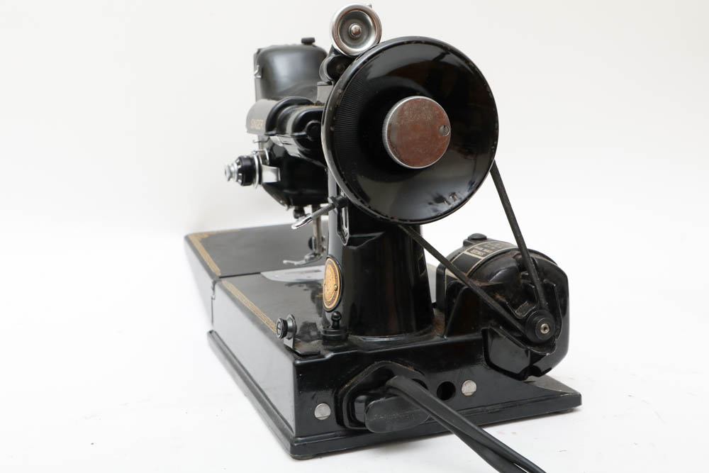 Vintage Singer Sewing Machine in Case